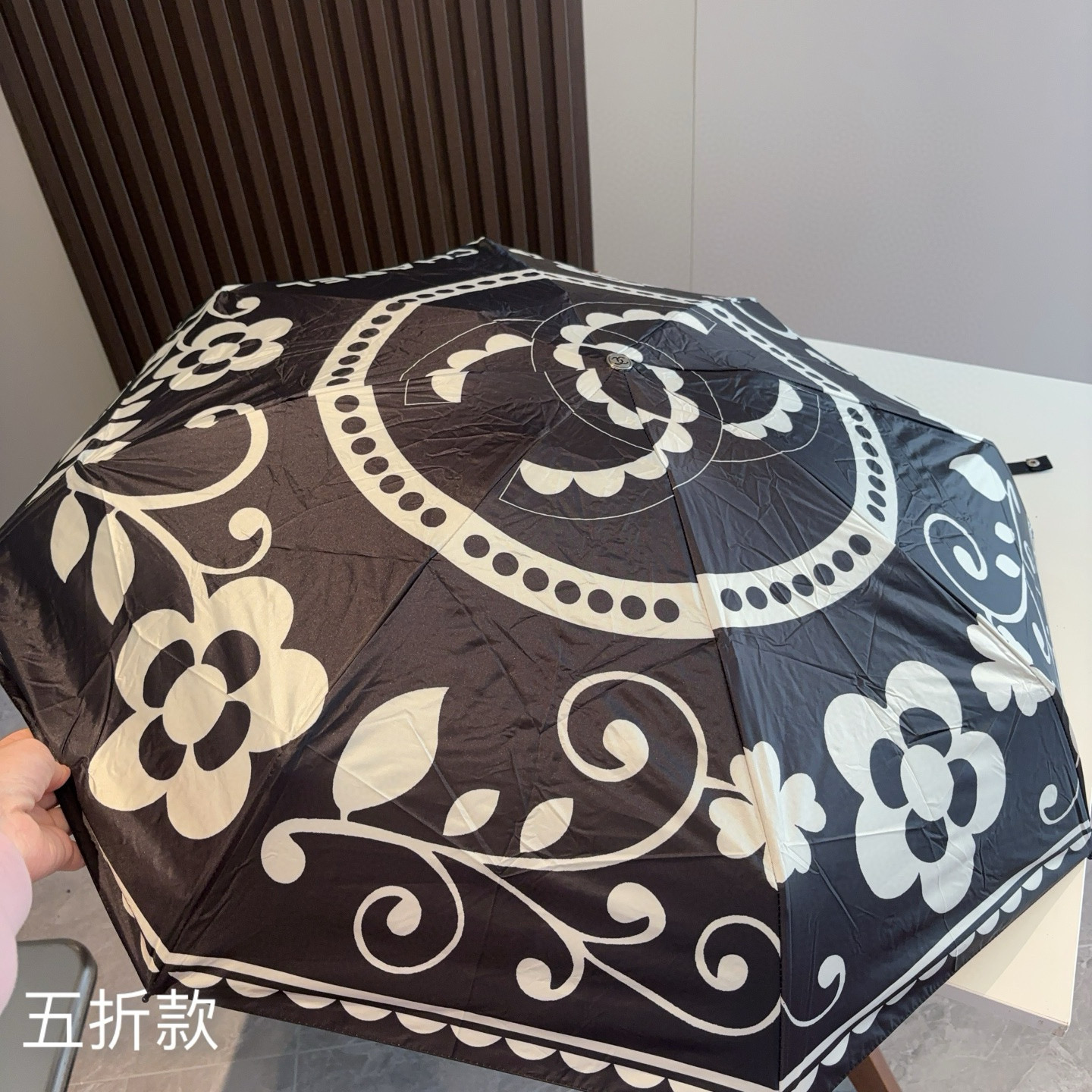  CHANEL（香奈儿）五折手开折叠晴雨伞 集合香奈儿灵魂LOGO为一体的设计风格高雅奢华 带在身上带来