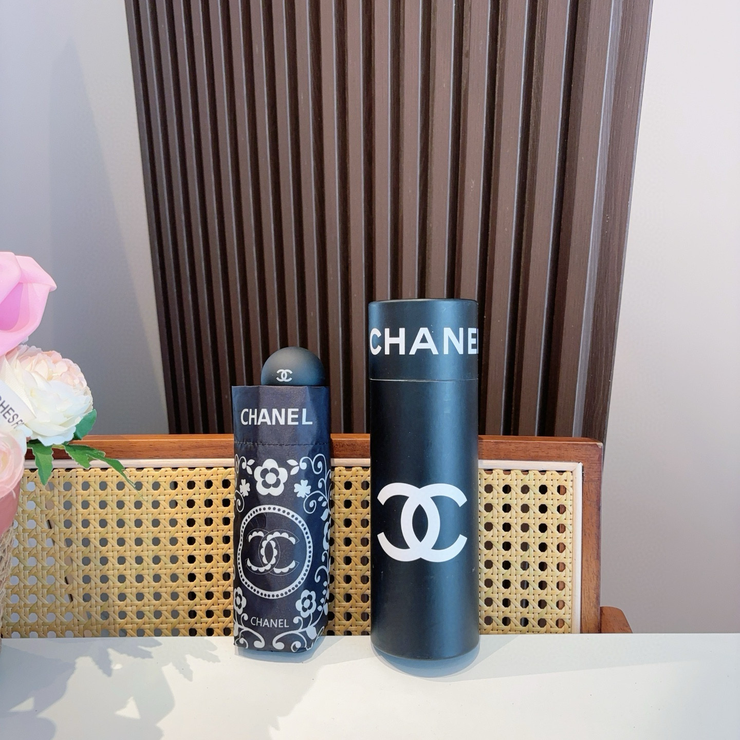  CHANEL（香奈儿）五折手开折叠晴雨伞 集合香奈儿灵魂LOGO为一体的设计风格高雅奢华 带在身上带来