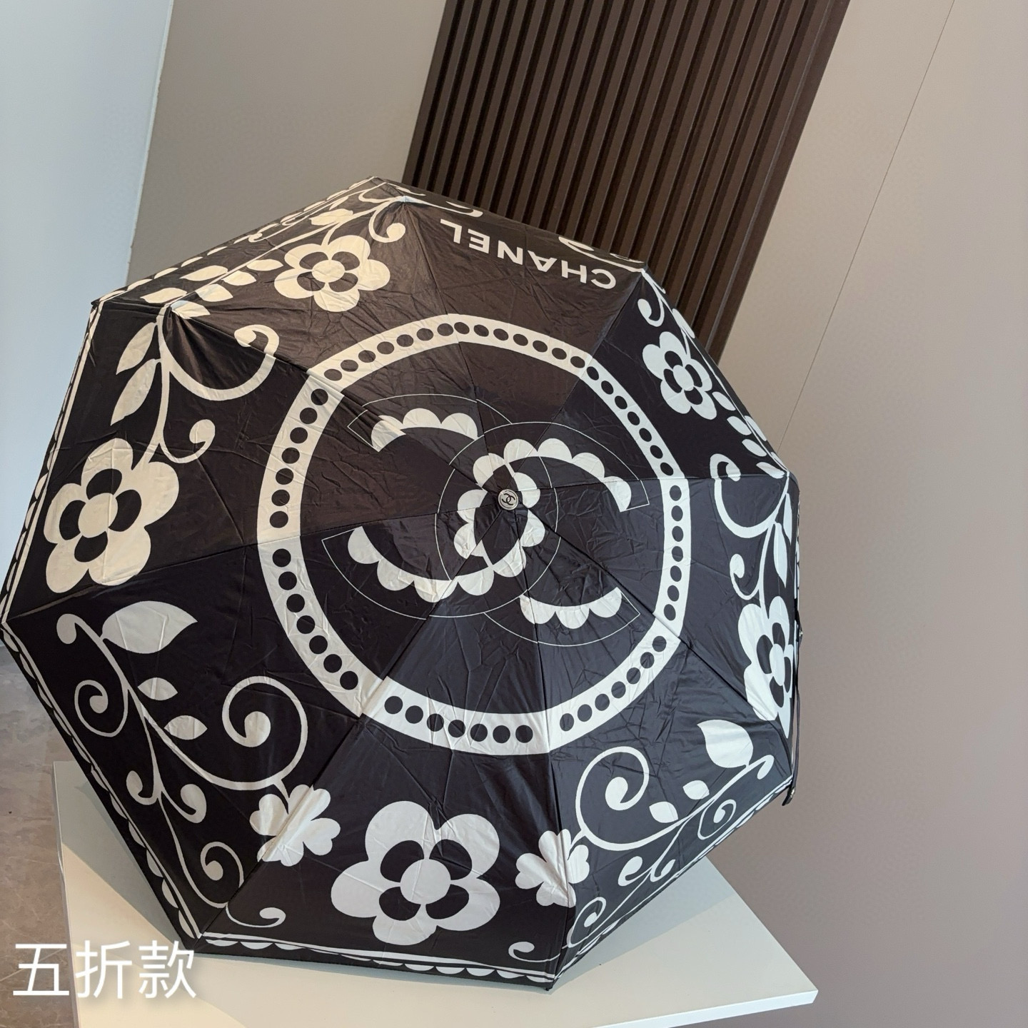  CHANEL（香奈儿）五折手开折叠晴雨伞 集合香奈儿灵魂LOGO为一体的设计风格高雅奢华 带在身上带来