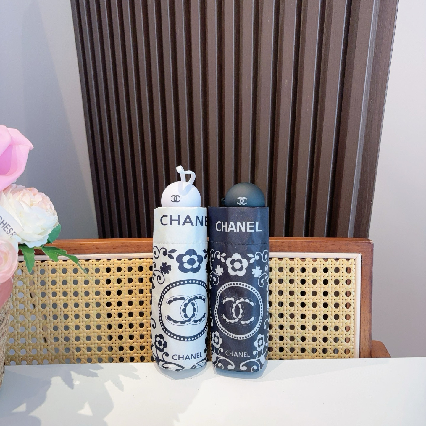  CHANEL（香奈儿）五折手开折叠晴雨伞 集合香奈儿灵魂LOGO为一体的设计风格高雅奢华 带在身上带来