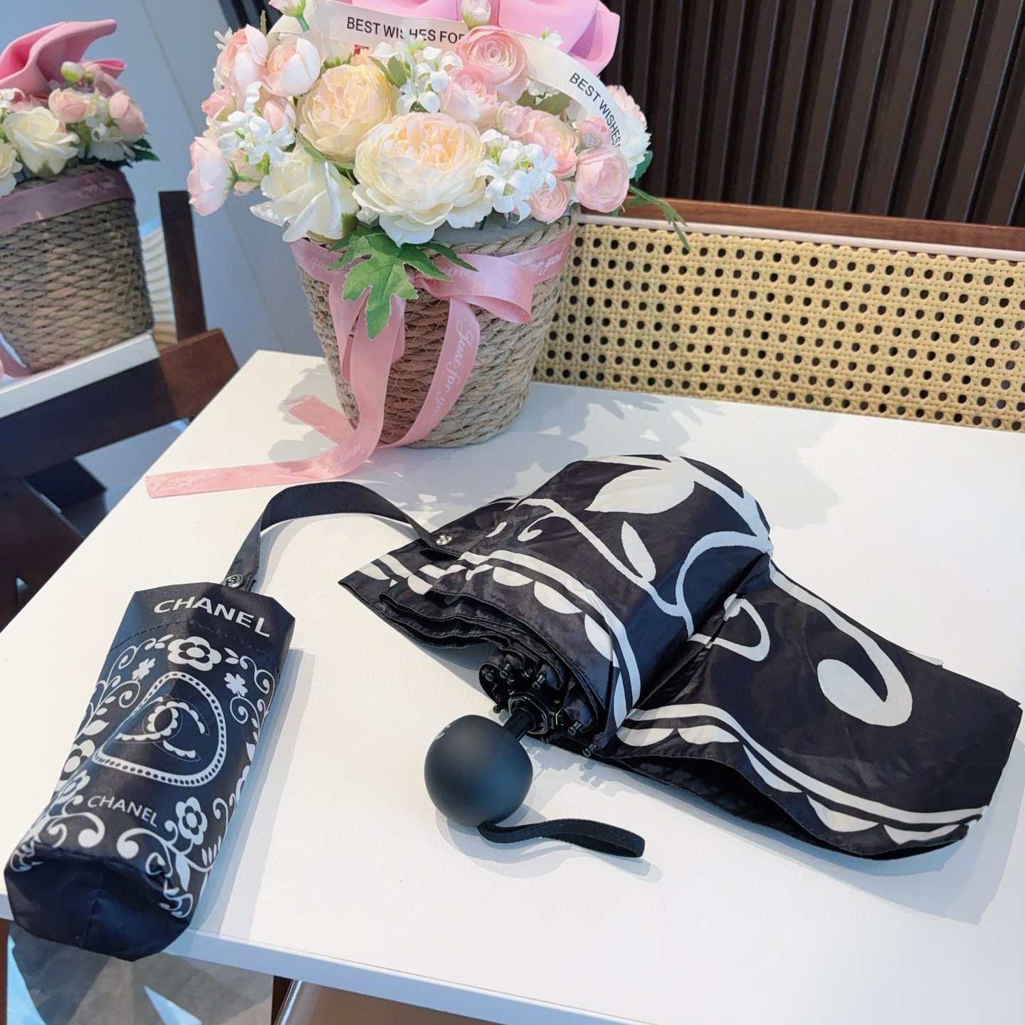 CHANEL（香奈儿）五折手开折叠晴雨伞 集合香奈儿灵魂LOGO为一体的设计风格高雅奢华 带在身上带来