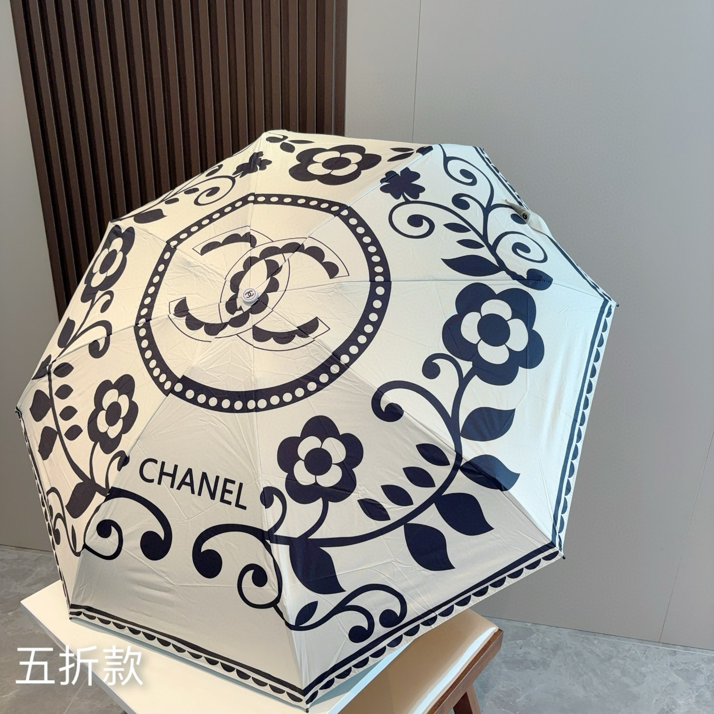  CHANEL（香奈儿）五折手开折叠晴雨伞 集合香奈儿灵魂LOGO为一体的设计风格高雅奢华 带在身上带来