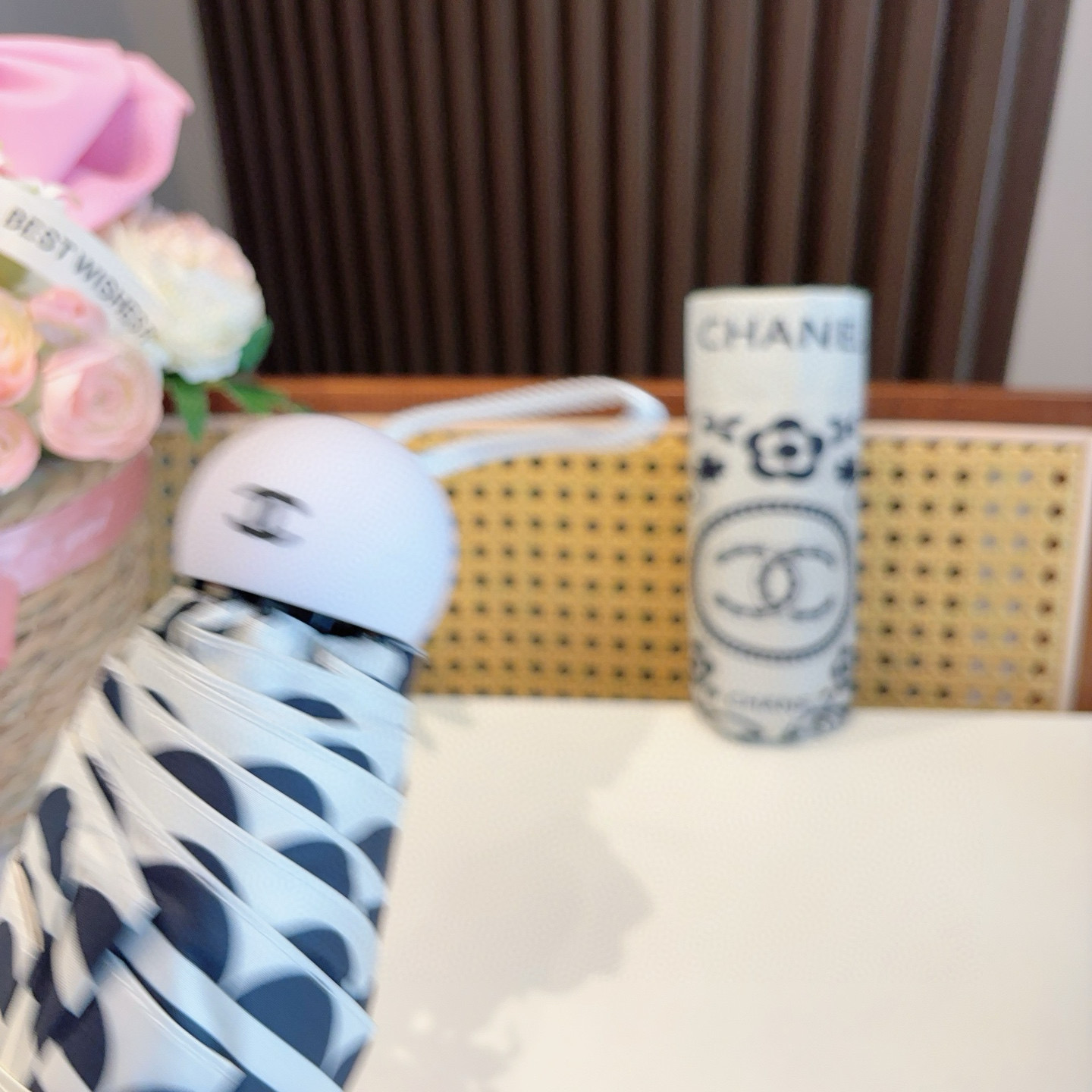  CHANEL（香奈儿）五折手开折叠晴雨伞 集合香奈儿灵魂LOGO为一体的设计风格高雅奢华 带在身上带来
