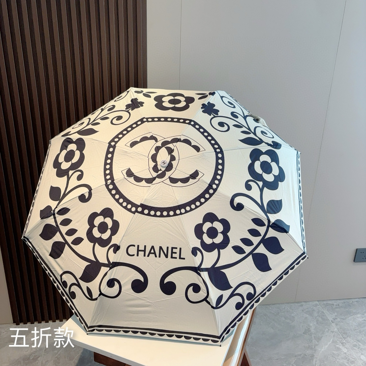  CHANEL（香奈儿）五折手开折叠晴雨伞 集合香奈儿灵魂LOGO为一体的设计风格高雅奢华 带在身上带来