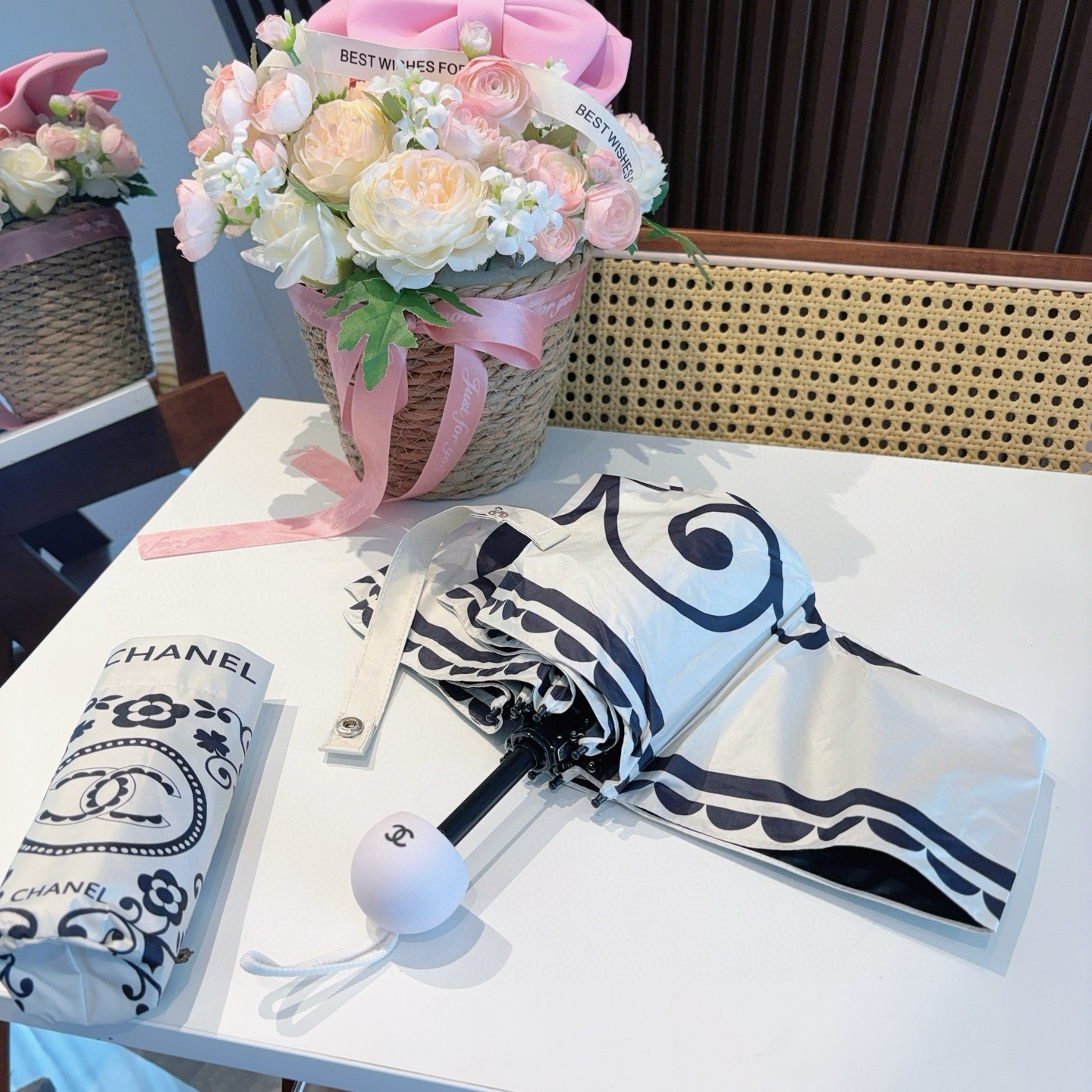  CHANEL（香奈儿）五折手开折叠晴雨伞 集合香奈儿灵魂LOGO为一体的设计风格高雅奢华 带在身上带来