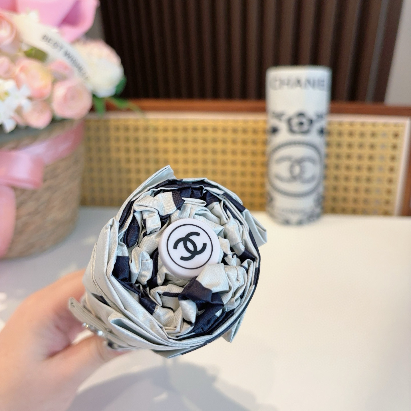  CHANEL（香奈儿）五折手开折叠晴雨伞 集合香奈儿灵魂LOGO为一体的设计风格高雅奢华 带在身上带来