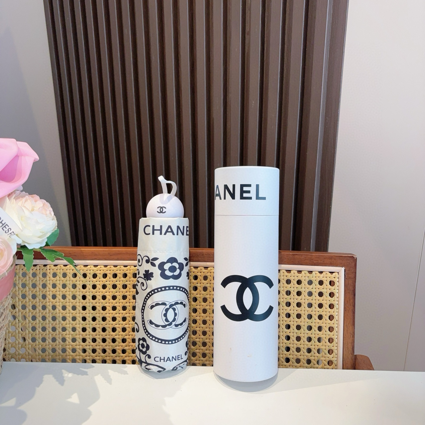  CHANEL（香奈儿）五折手开折叠晴雨伞 集合香奈儿灵魂LOGO为一体的设计风格高雅奢华 带在身上带来