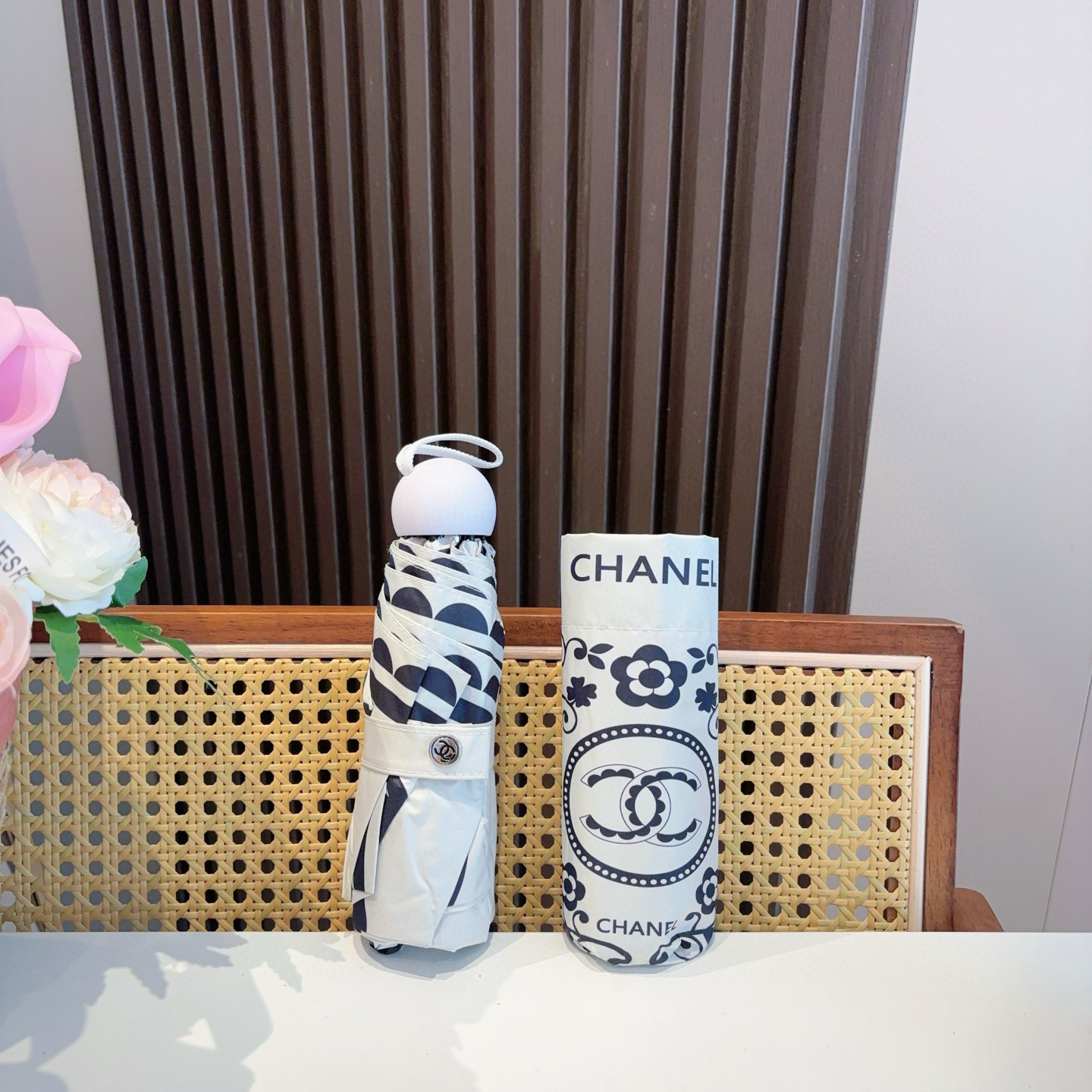  CHANEL（香奈儿）五折手开折叠晴雨伞 集合香奈儿灵魂LOGO为一体的设计风格高雅奢华 带在身上带来