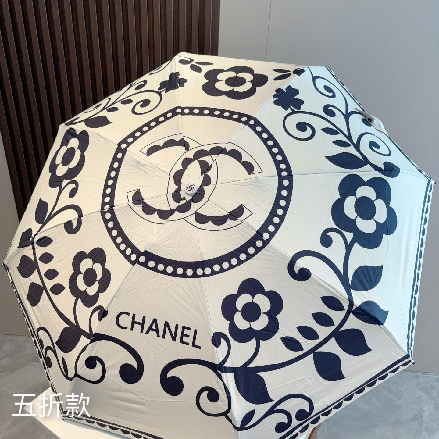  CHANEL（香奈儿）五折手开折叠晴雨伞 集合香奈儿灵魂LOGO为一体的设计风格高雅奢华 带在身上带来