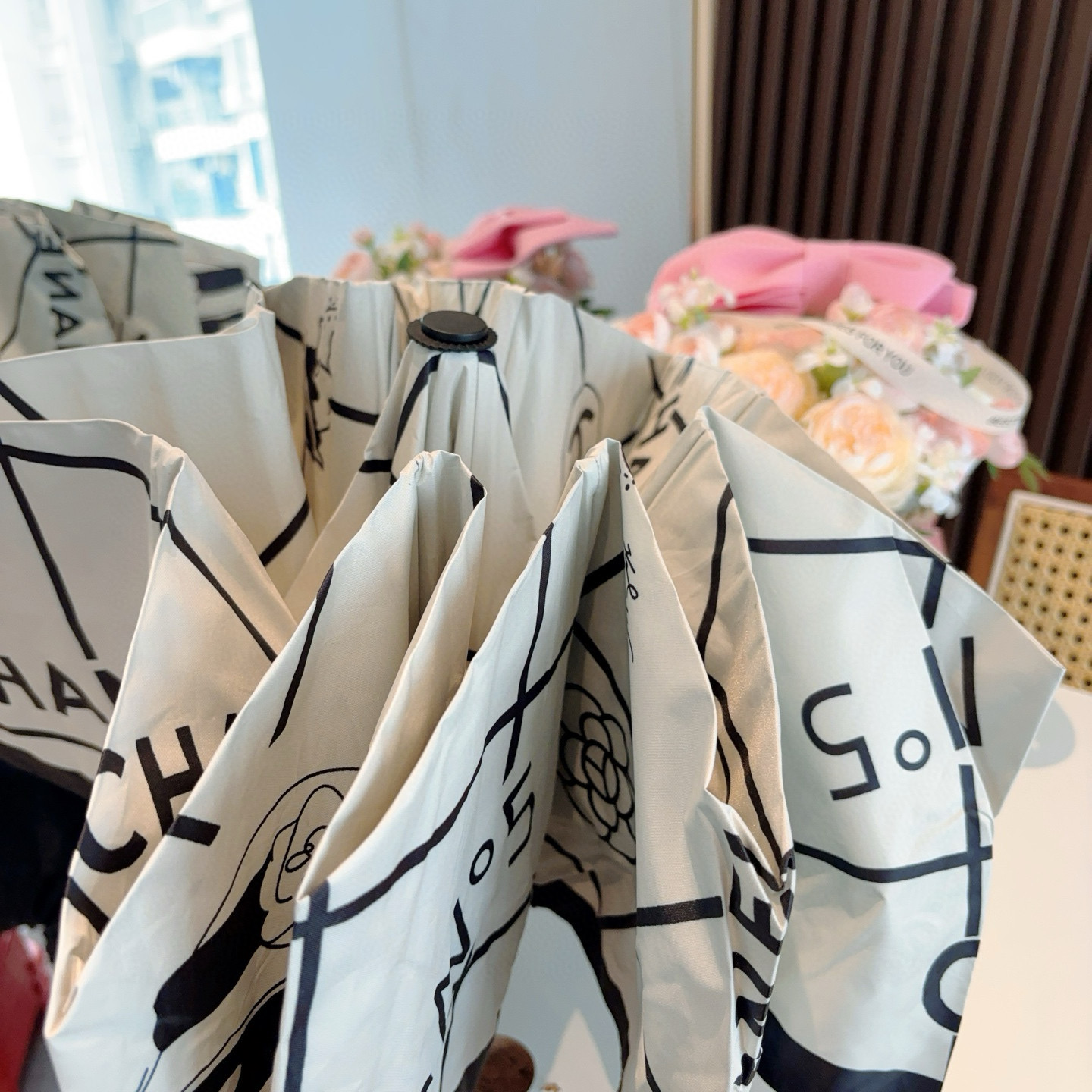  CHANEL（香奈儿）三折自动折叠晴雨伞 集合香奈儿灵魂LOGO为一体的设计风格高雅奢华 带在身上带来