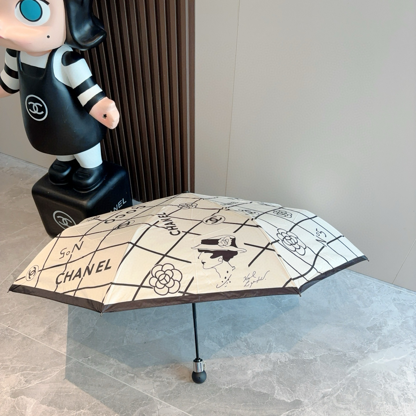  CHANEL（香奈儿）三折自动折叠晴雨伞 集合香奈儿灵魂LOGO为一体的设计风格高雅奢华 带在身上带来