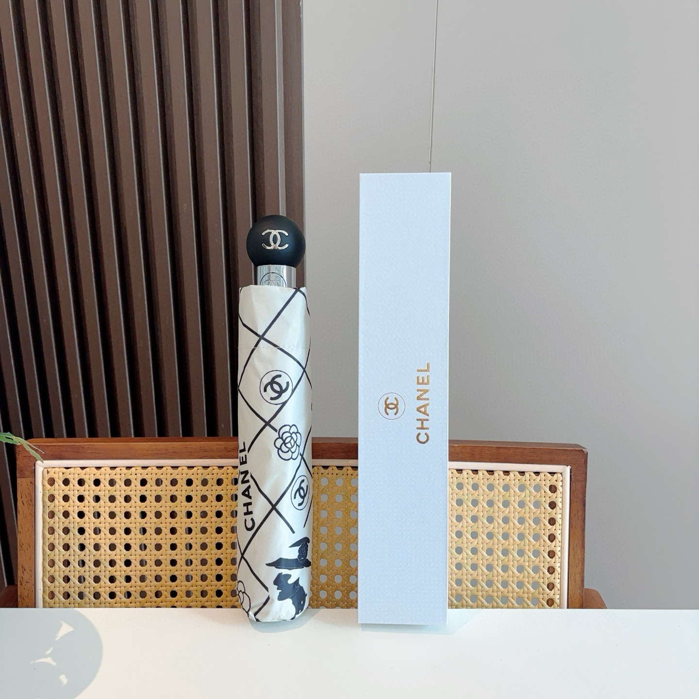  CHANEL（香奈儿）三折自动折叠晴雨伞 集合香奈儿灵魂LOGO为一体的设计风格高雅奢华 带在身上带来