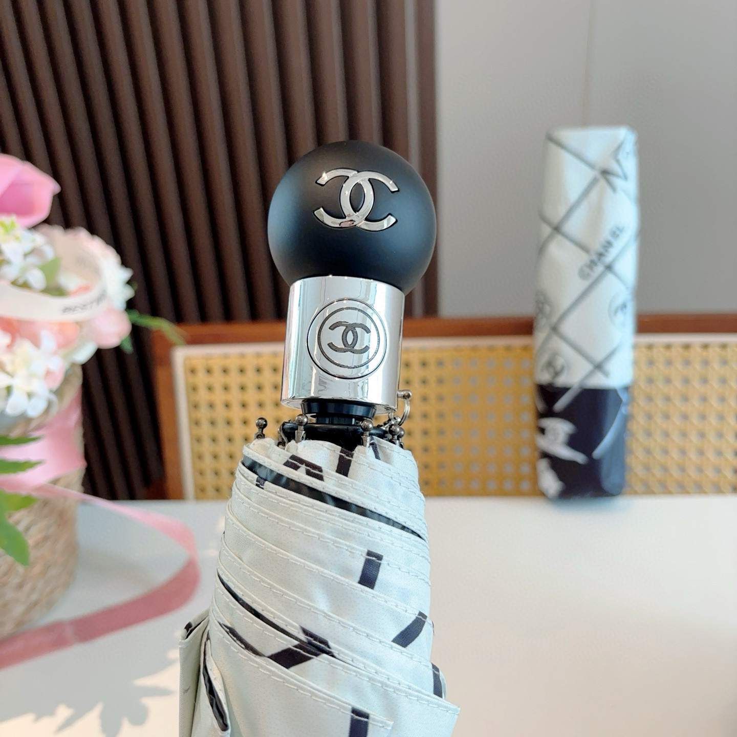  CHANEL（香奈儿）三折自动折叠晴雨伞 集合香奈儿灵魂LOGO为一体的设计风格高雅奢华 带在身上带来