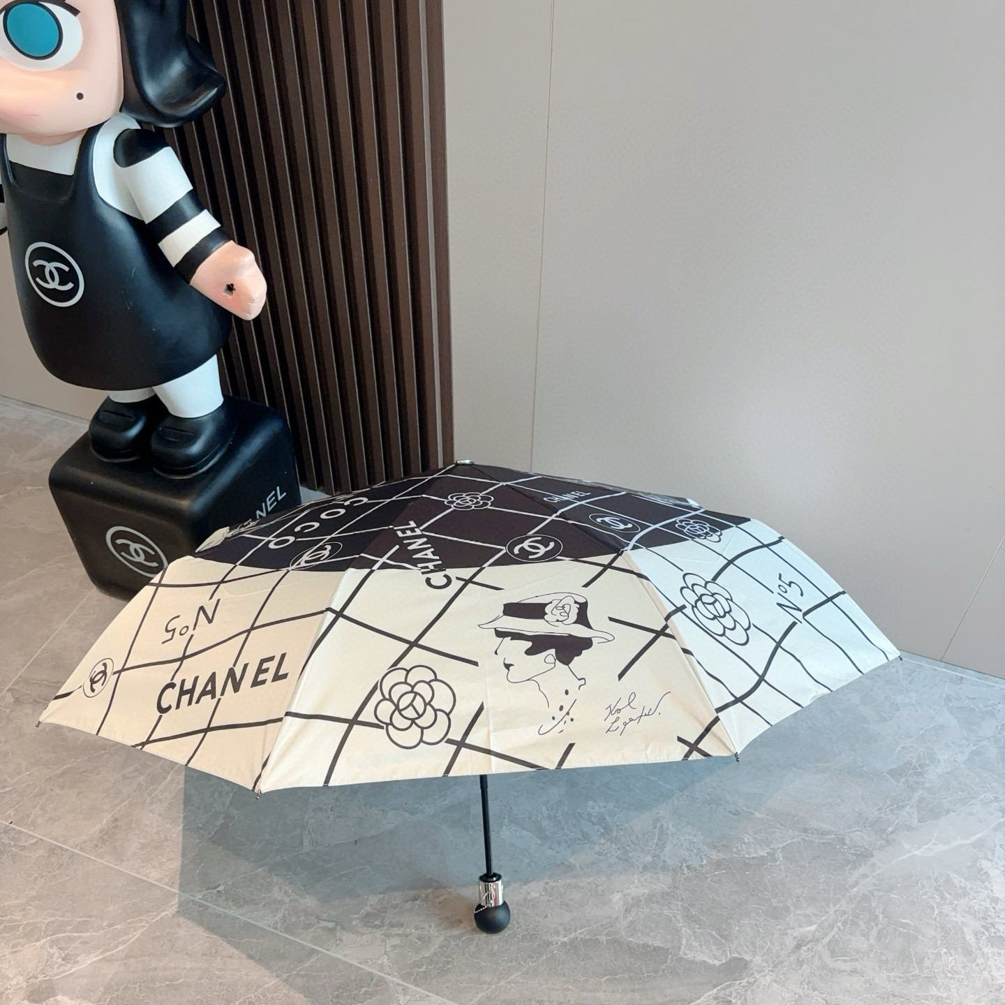  CHANEL（香奈儿）三折自动折叠晴雨伞 集合香奈儿灵魂LOGO为一体的设计风格高雅奢华 带在身上带来