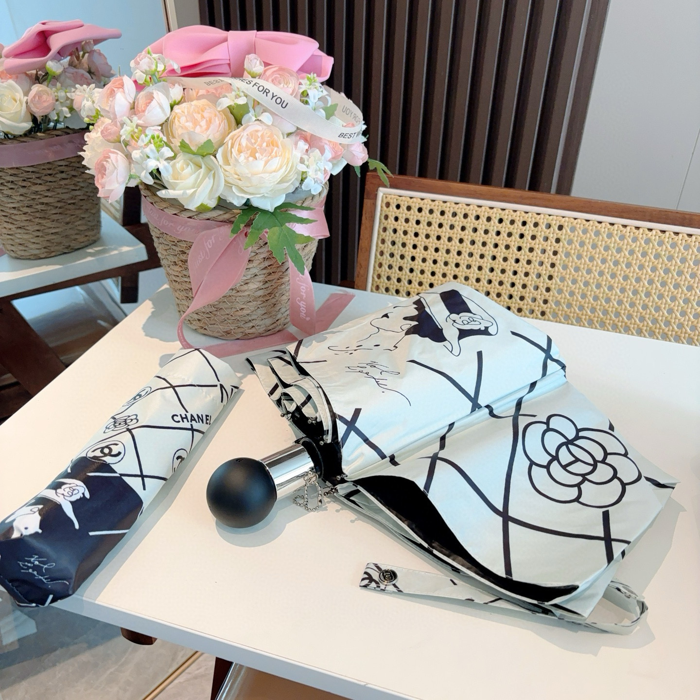  CHANEL（香奈儿）三折自动折叠晴雨伞 集合香奈儿灵魂LOGO为一体的设计风格高雅奢华 带在身上带来