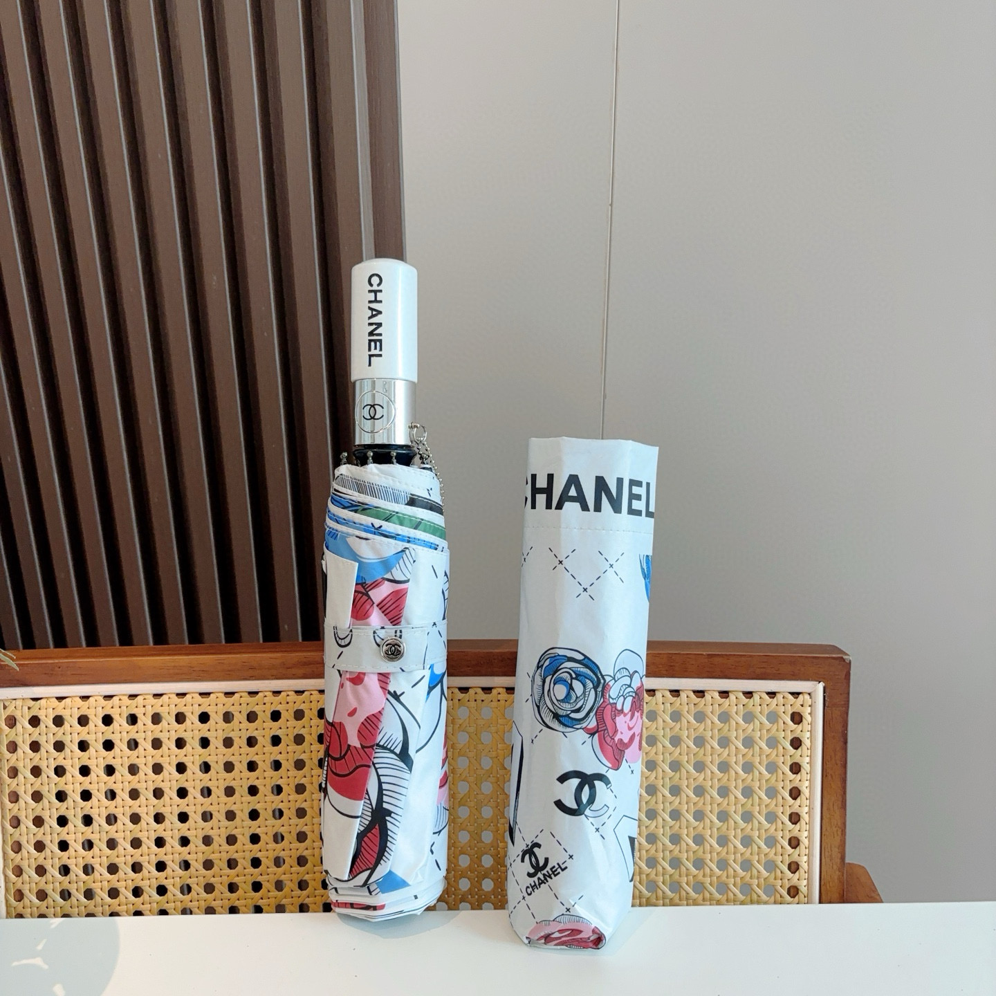  CHANEL（香奈儿）三折自动折叠晴雨伞 集合香奈儿灵魂LOGO为一体的设计风格高雅奢华 带在身上带来