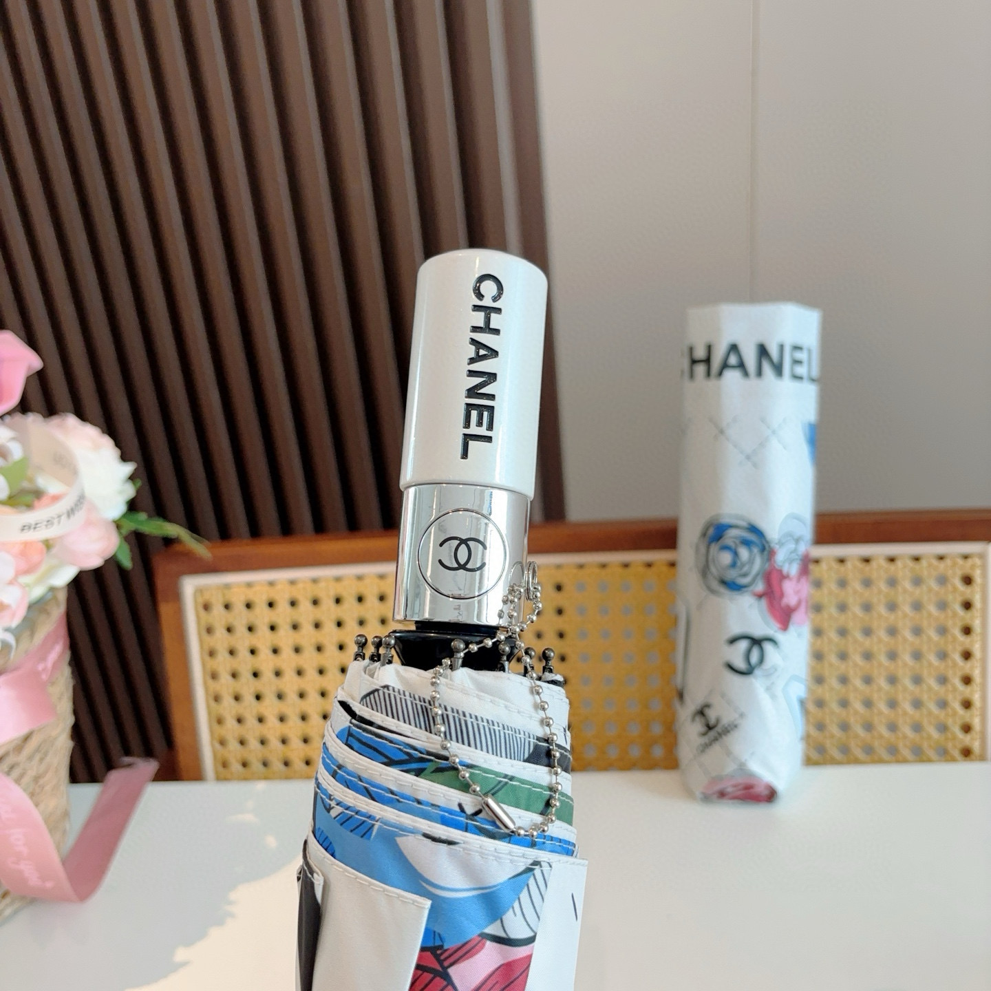  CHANEL（香奈儿）三折自动折叠晴雨伞 集合香奈儿灵魂LOGO为一体的设计风格高雅奢华 带在身上带来