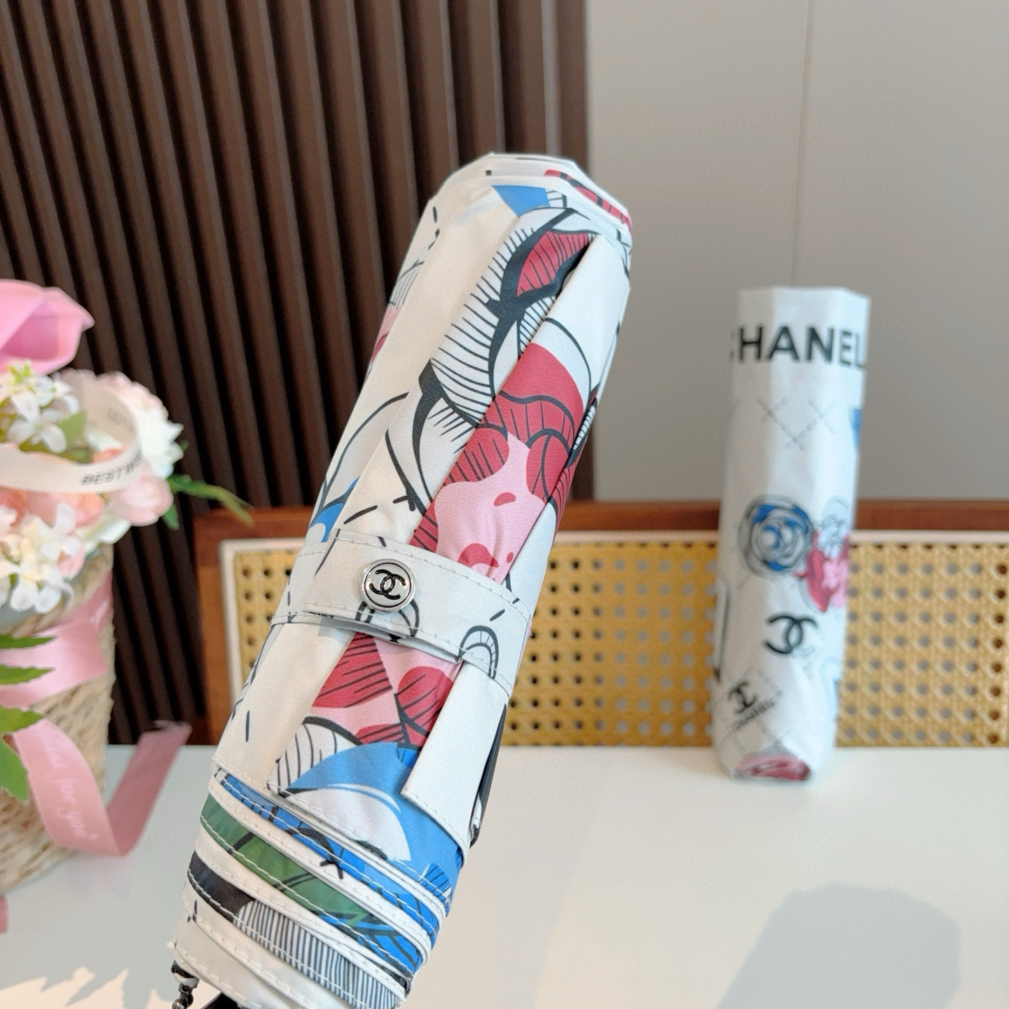  CHANEL（香奈儿）三折自动折叠晴雨伞 集合香奈儿灵魂LOGO为一体的设计风格高雅奢华 带在身上带来