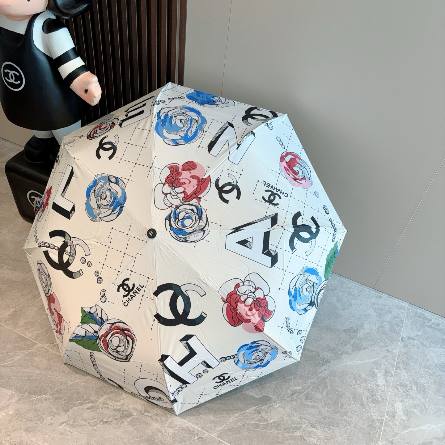  CHANEL（香奈儿）三折自动折叠晴雨伞 集合香奈儿灵魂LOGO为一体的设计风格高雅奢华 带在身上带来