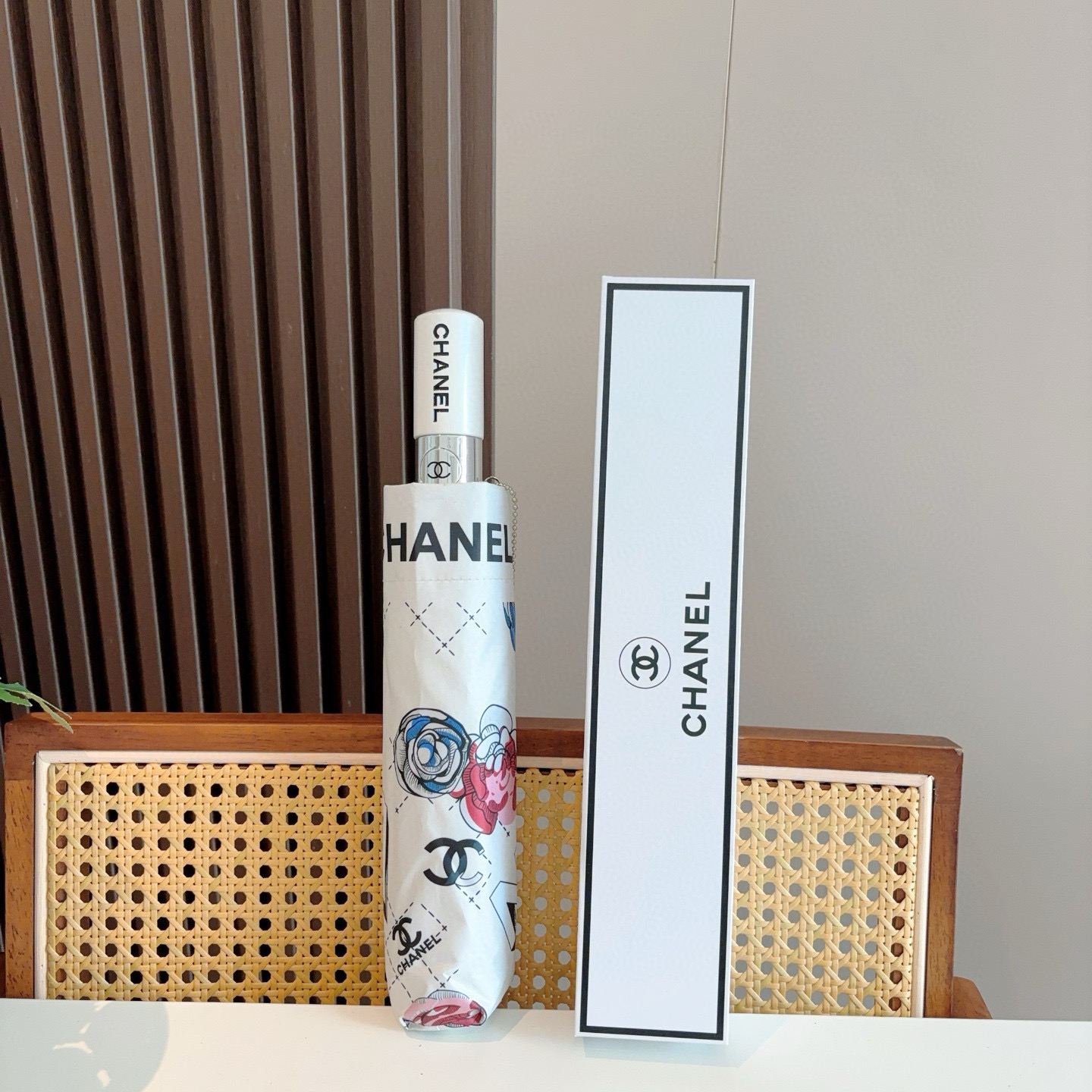  CHANEL（香奈儿）三折自动折叠晴雨伞 集合香奈儿灵魂LOGO为一体的设计风格高雅奢华 带在身上带来