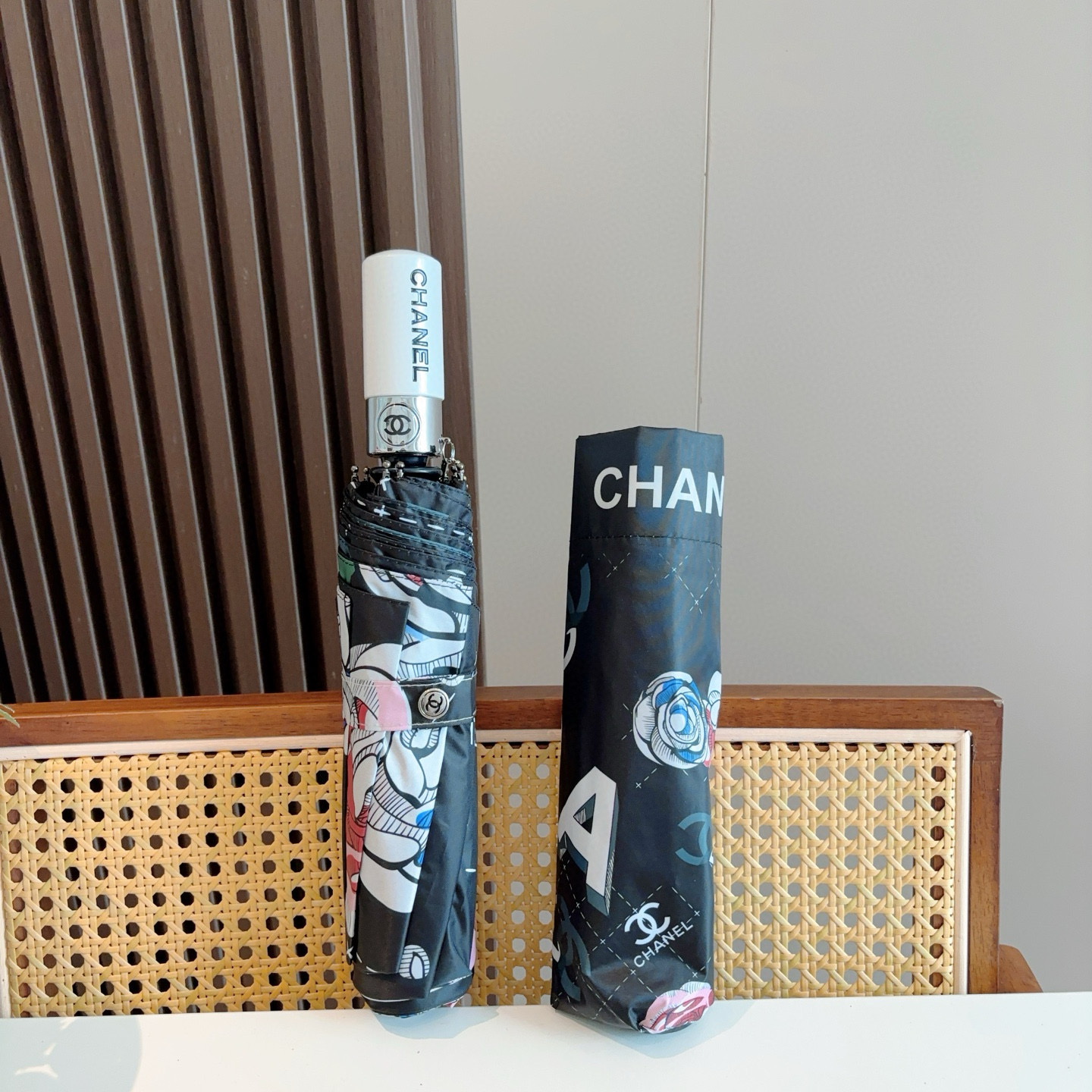  CHANEL（香奈儿）三折自动折叠晴雨伞 集合香奈儿灵魂LOGO为一体的设计风格高雅奢华 带在身上带来