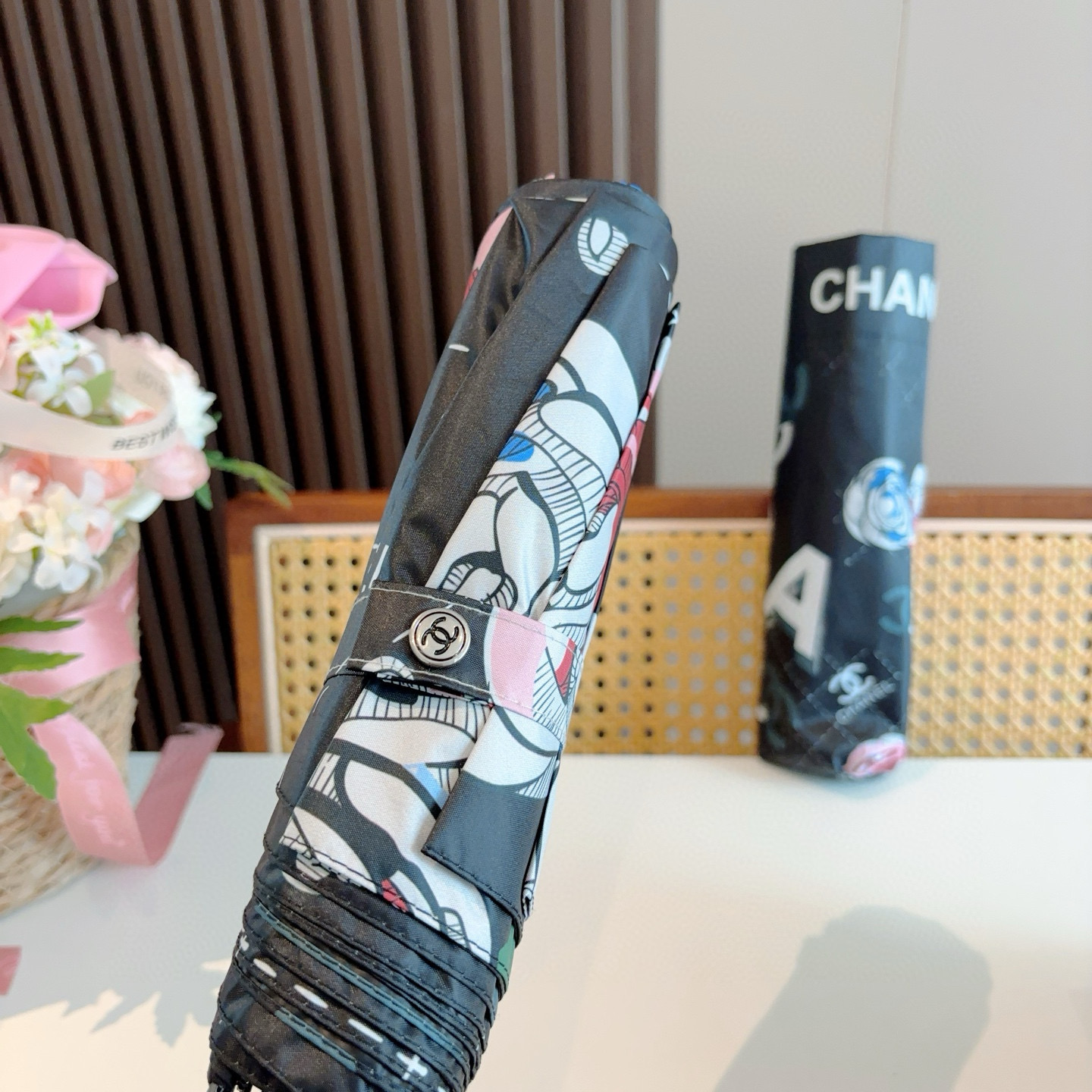  CHANEL（香奈儿）三折自动折叠晴雨伞 集合香奈儿灵魂LOGO为一体的设计风格高雅奢华 带在身上带来