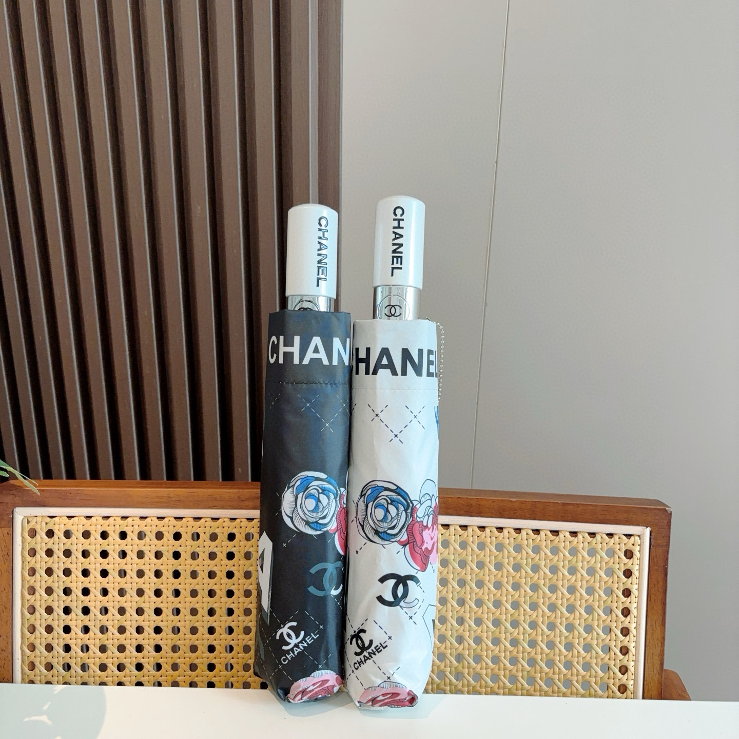  CHANEL（香奈儿）三折自动折叠晴雨伞 集合香奈儿灵魂LOGO为一体的设计风格高雅奢华 带在身上带来