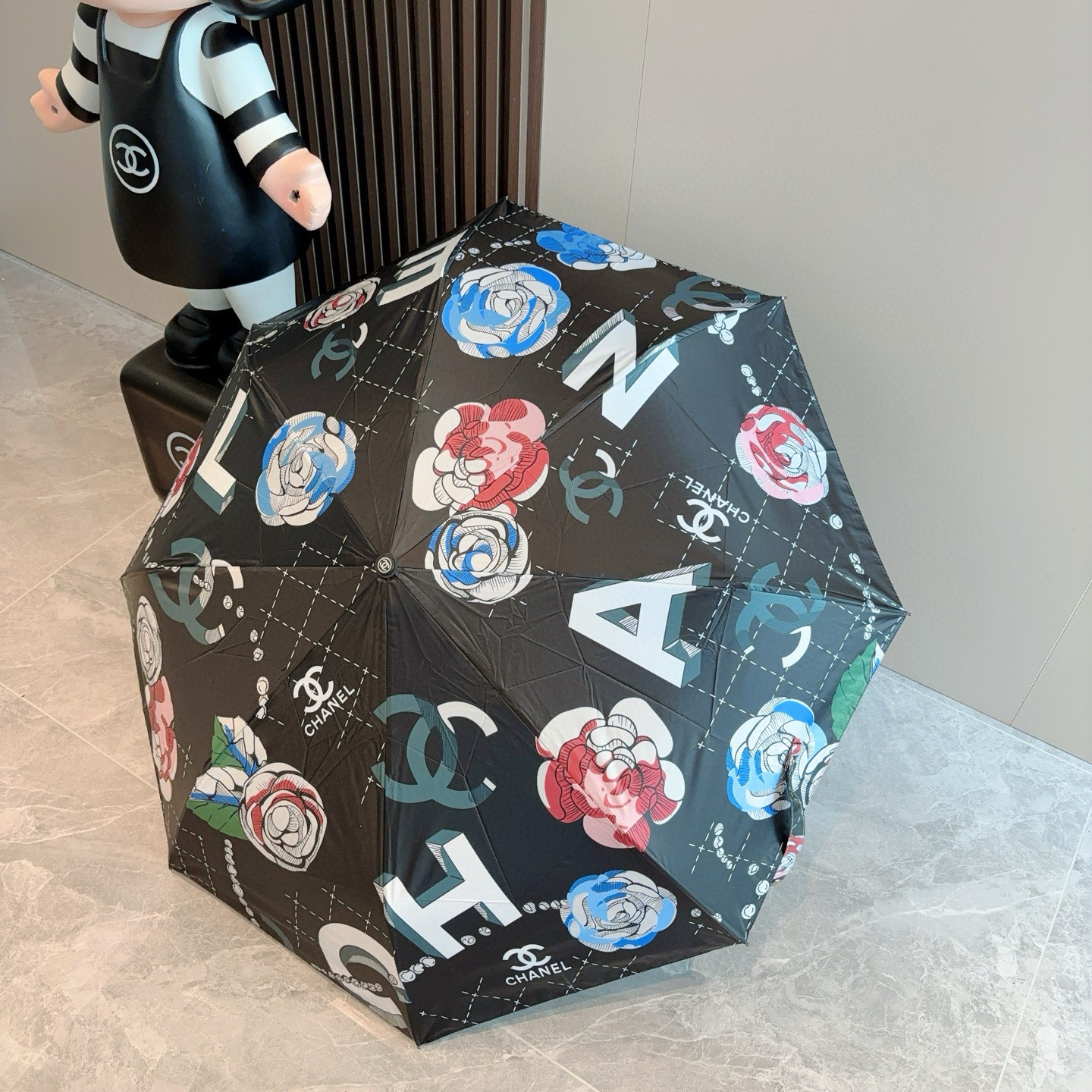  CHANEL（香奈儿）三折自动折叠晴雨伞 集合香奈儿灵魂LOGO为一体的设计风格高雅奢华 带在身上带来