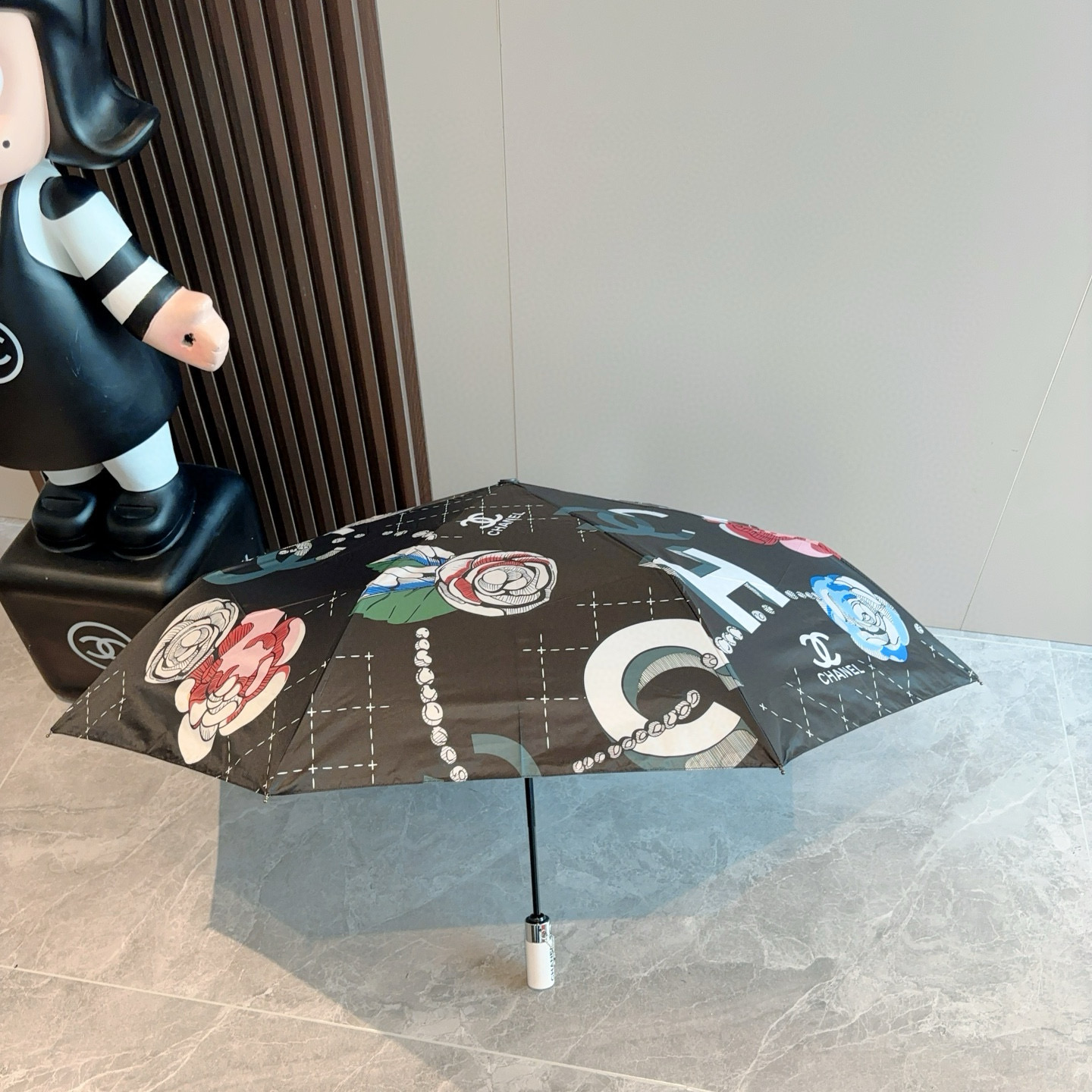  CHANEL（香奈儿）三折自动折叠晴雨伞 集合香奈儿灵魂LOGO为一体的设计风格高雅奢华 带在身上带来