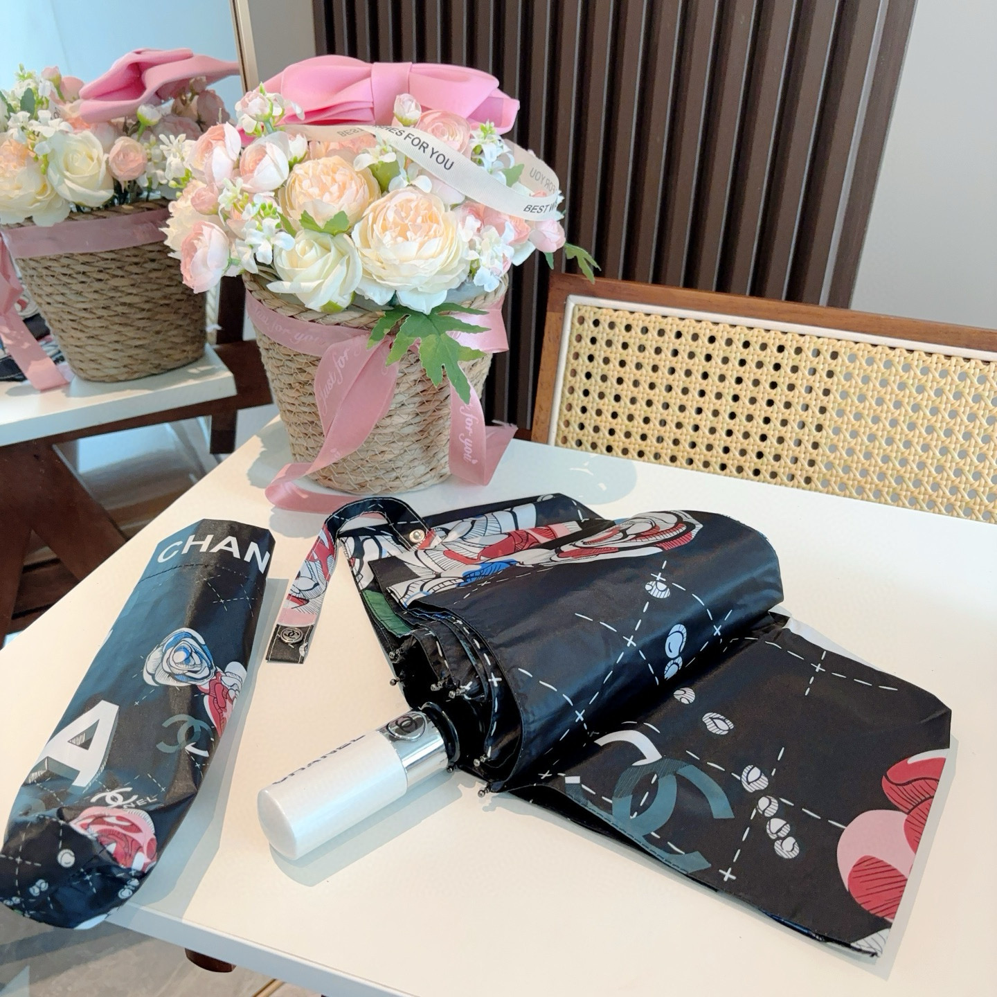  CHANEL（香奈儿）三折自动折叠晴雨伞 集合香奈儿灵魂LOGO为一体的设计风格高雅奢华 带在身上带来