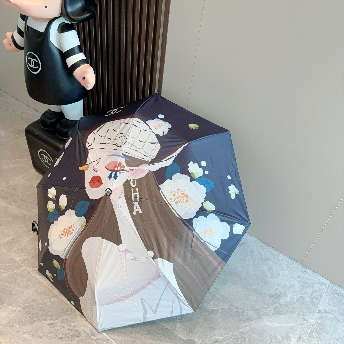  CHANEL（香奈儿）三折自动折叠晴雨伞 集合香奈儿灵魂LOGO为一体的设计风格高雅奢华 带在身上带来
