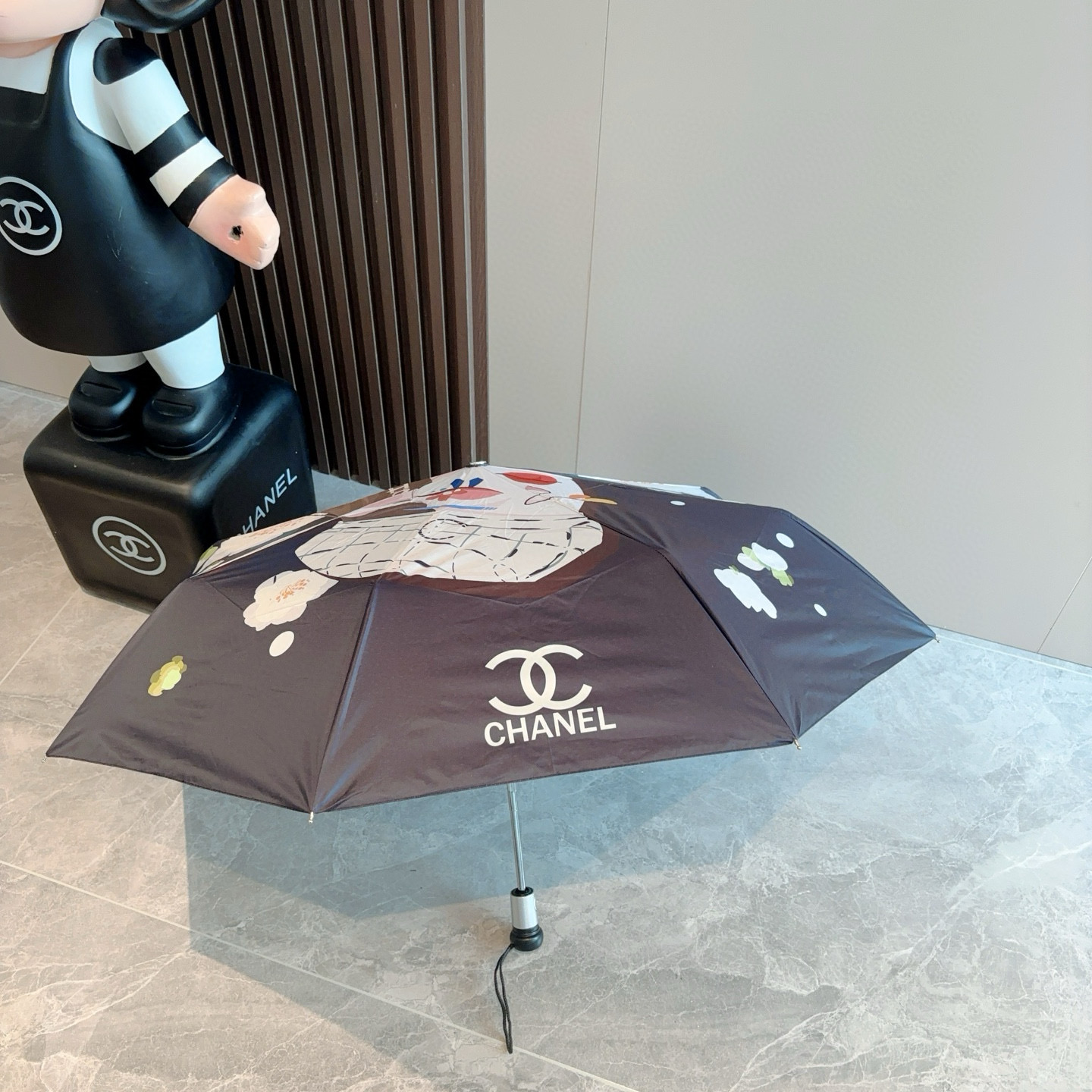  CHANEL（香奈儿）三折自动折叠晴雨伞 集合香奈儿灵魂LOGO为一体的设计风格高雅奢华 带在身上带来