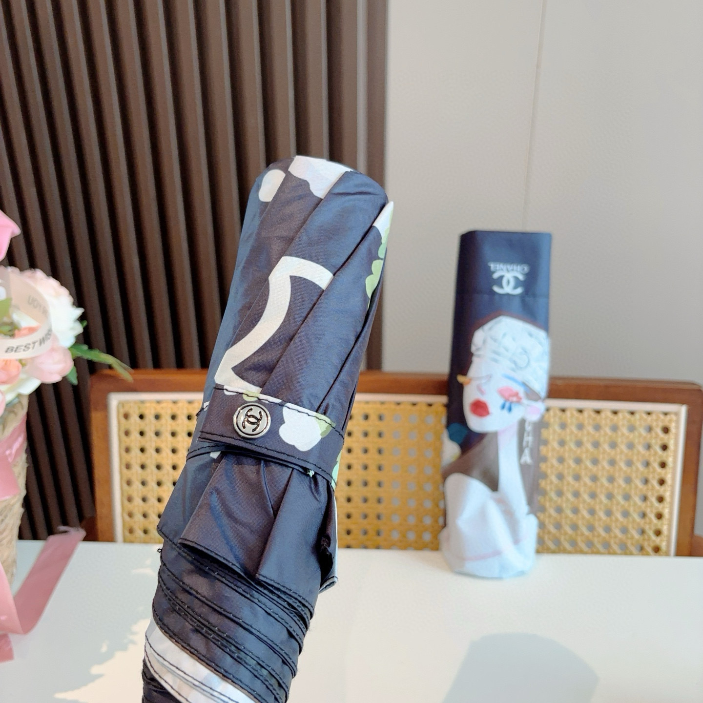  CHANEL（香奈儿）三折自动折叠晴雨伞 集合香奈儿灵魂LOGO为一体的设计风格高雅奢华 带在身上带来