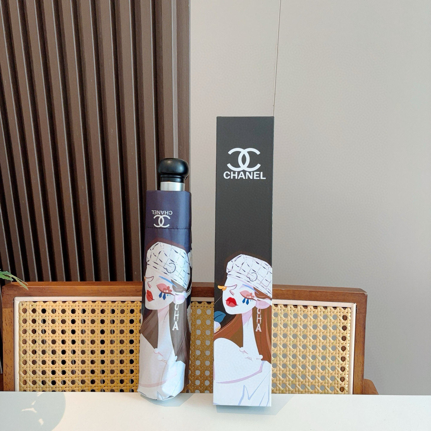  CHANEL（香奈儿）三折自动折叠晴雨伞 集合香奈儿灵魂LOGO为一体的设计风格高雅奢华 带在身上带来