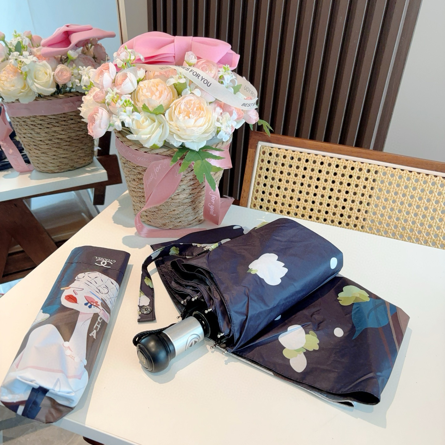  CHANEL（香奈儿）三折自动折叠晴雨伞 集合香奈儿灵魂LOGO为一体的设计风格高雅奢华 带在身上带来