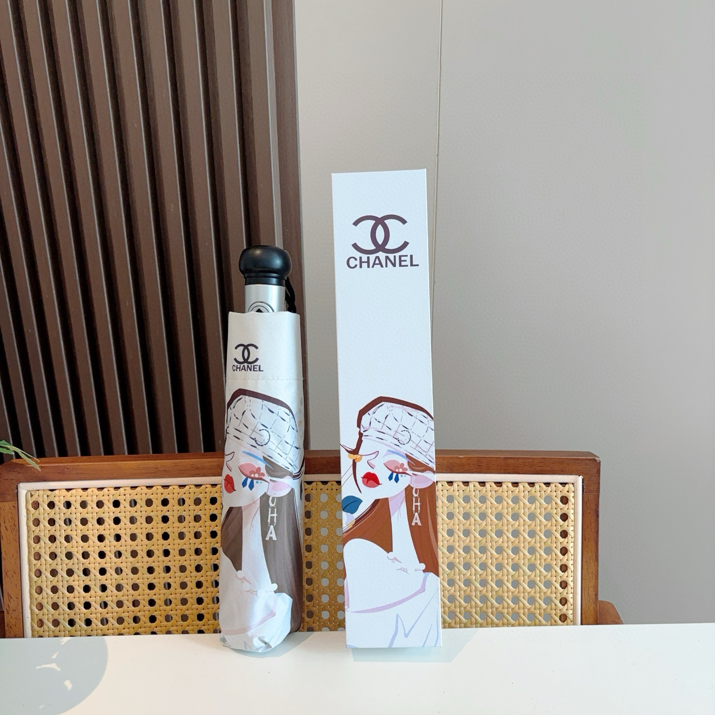  CHANEL（香奈儿）三折自动折叠晴雨伞 集合香奈儿灵魂LOGO为一体的设计风格高雅奢华 带在身上带来