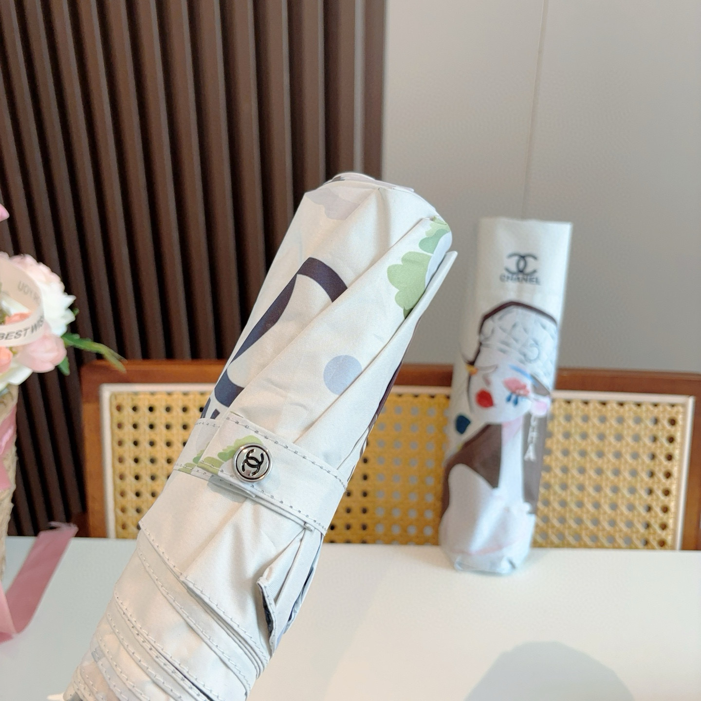  CHANEL（香奈儿）三折自动折叠晴雨伞 集合香奈儿灵魂LOGO为一体的设计风格高雅奢华 带在身上带来