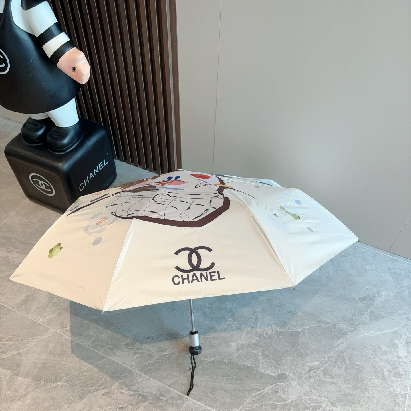  CHANEL（香奈儿）三折自动折叠晴雨伞 集合香奈儿灵魂LOGO为一体的设计风格高雅奢华 带在身上带来