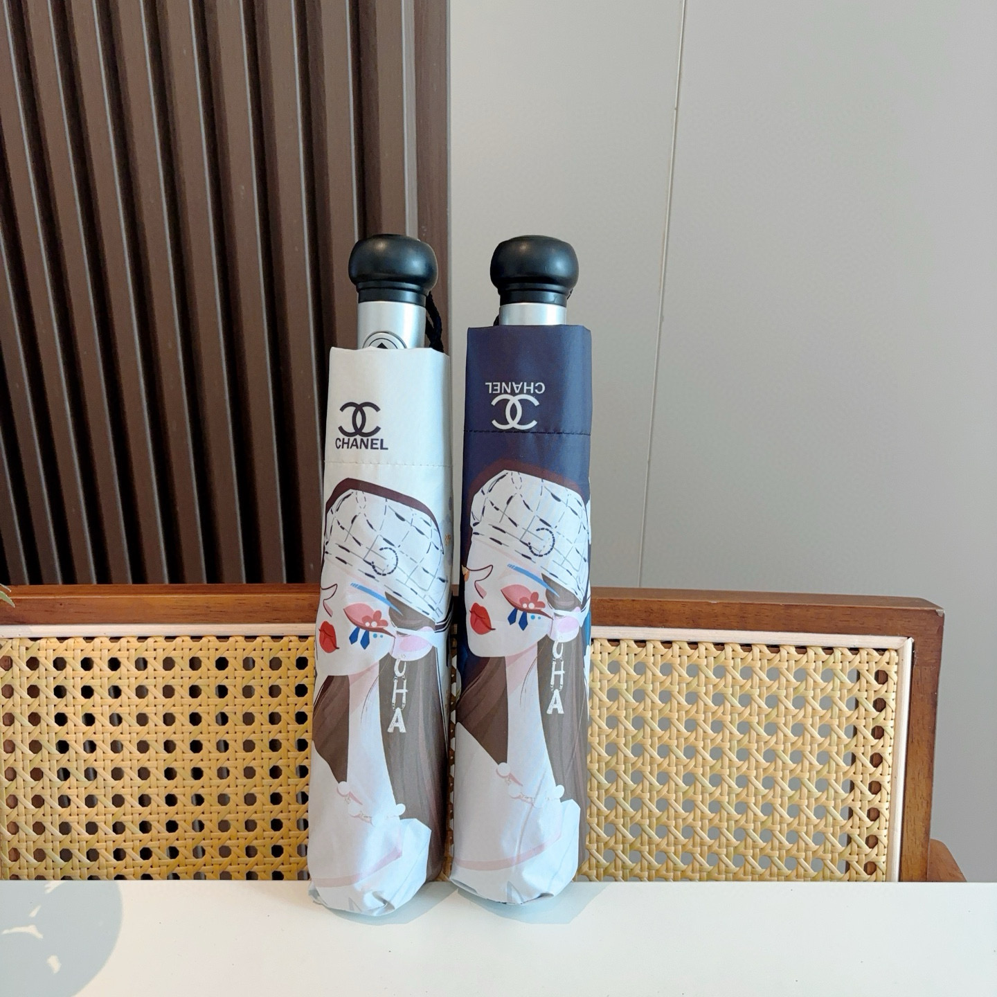  CHANEL（香奈儿）三折自动折叠晴雨伞 集合香奈儿灵魂LOGO为一体的设计风格高雅奢华 带在身上带来
