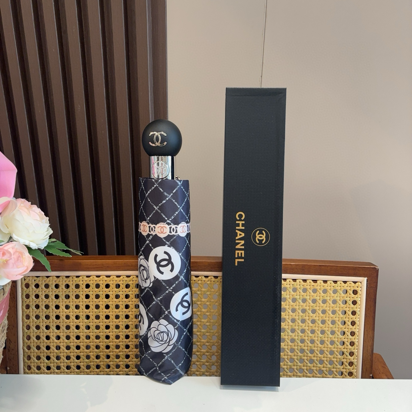  CHANEL（香奈儿）三折自动折叠晴雨伞 集合香奈儿灵魂LOGO为一体的设计风格高雅奢华 带在身上带来