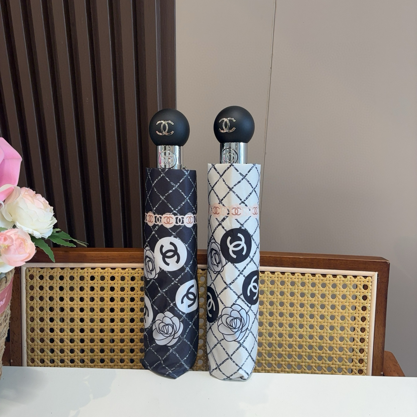  CHANEL（香奈儿）三折自动折叠晴雨伞 集合香奈儿灵魂LOGO为一体的设计风格高雅奢华 带在身上带来
