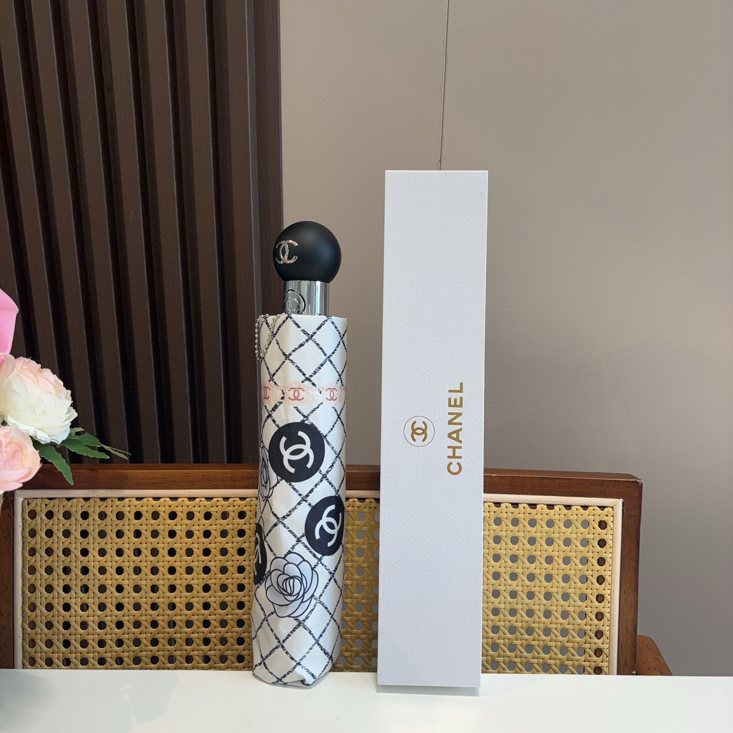  CHANEL（香奈儿）三折自动折叠晴雨伞 集合香奈儿灵魂LOGO为一体的设计风格高雅奢华 带在身上带来