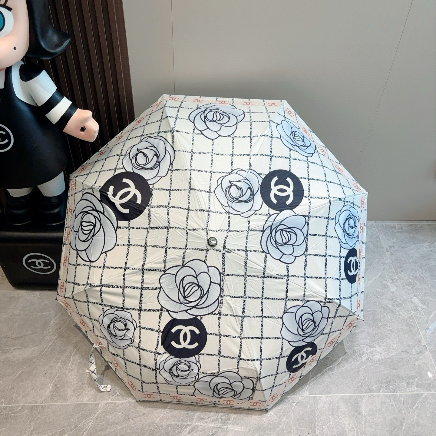 CHANEL（香奈儿）三折自动折叠晴雨伞 集合香奈儿灵魂LOGO为一体的设计风格高雅奢华 带在身上带来