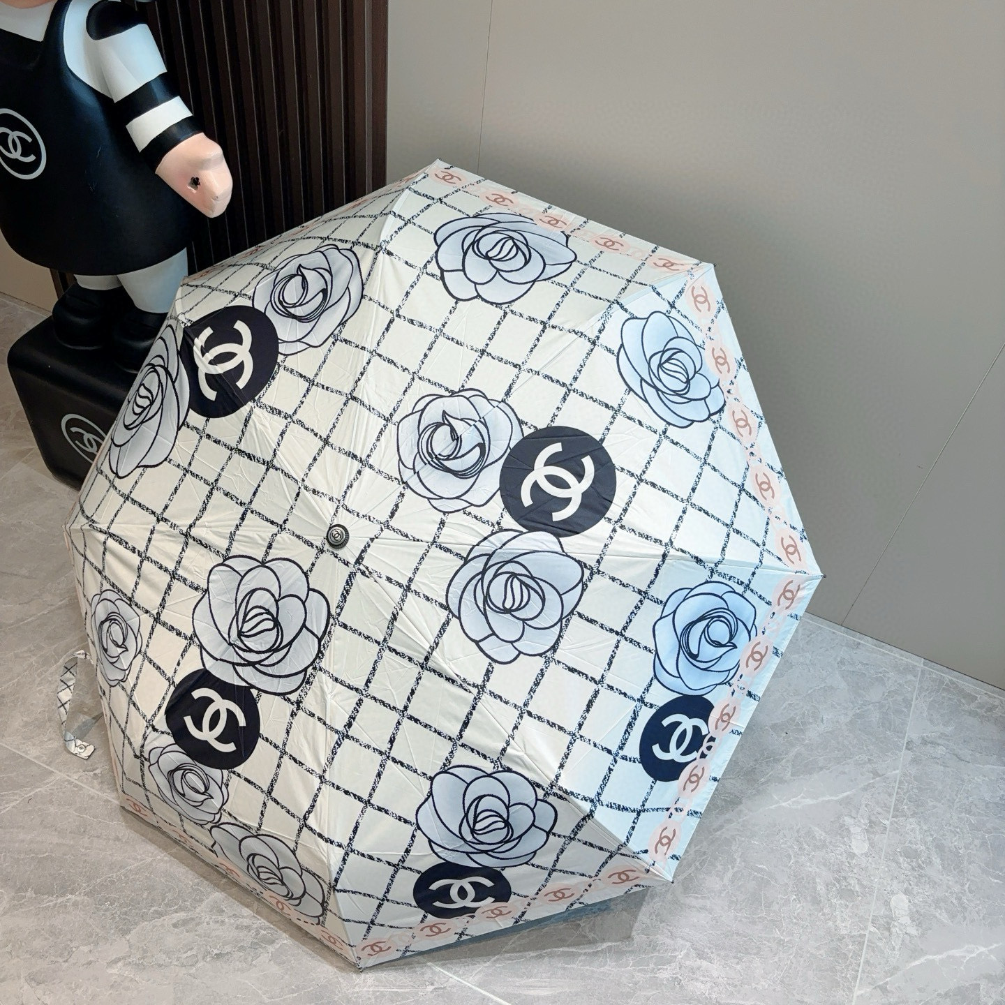  CHANEL（香奈儿）三折自动折叠晴雨伞 集合香奈儿灵魂LOGO为一体的设计风格高雅奢华 带在身上带来
