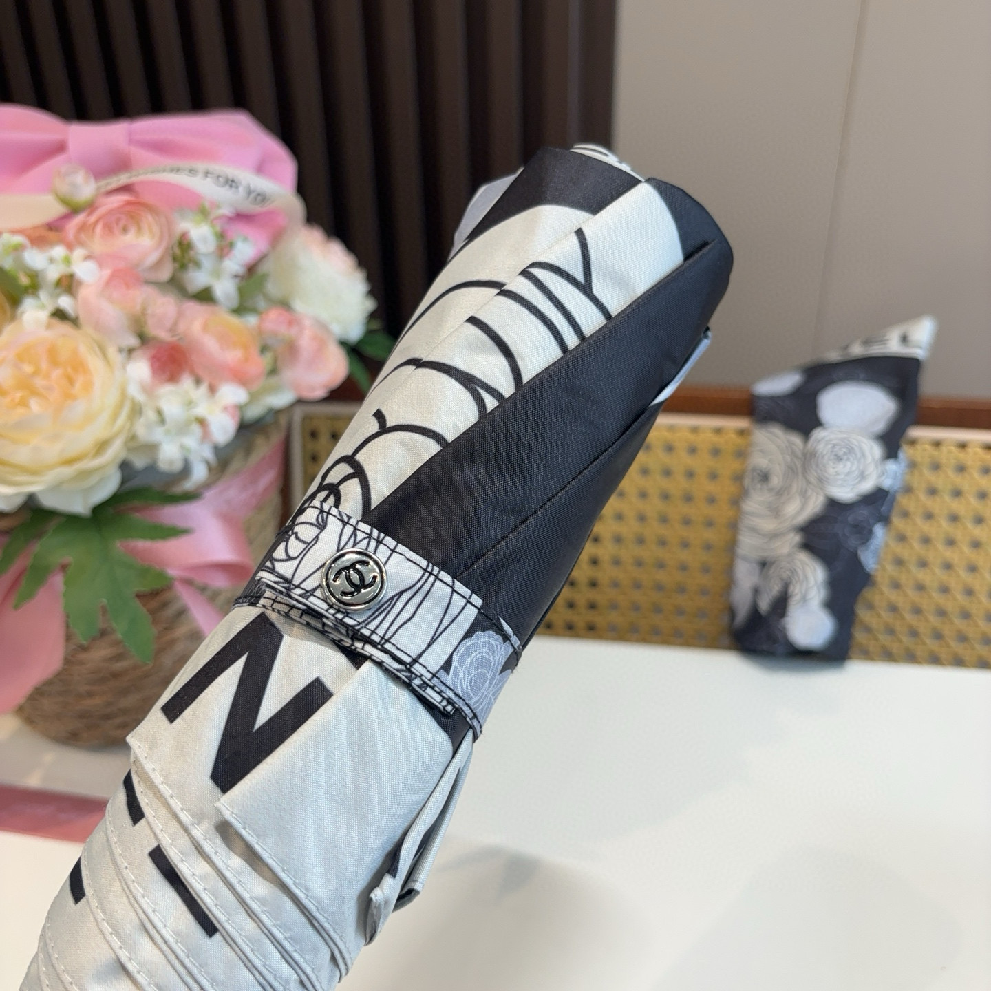  CHANEL（香奈儿）三折自动折叠晴雨伞 集合香奈儿灵魂LOGO为一体的设计风格高雅奢华 带在身上带来