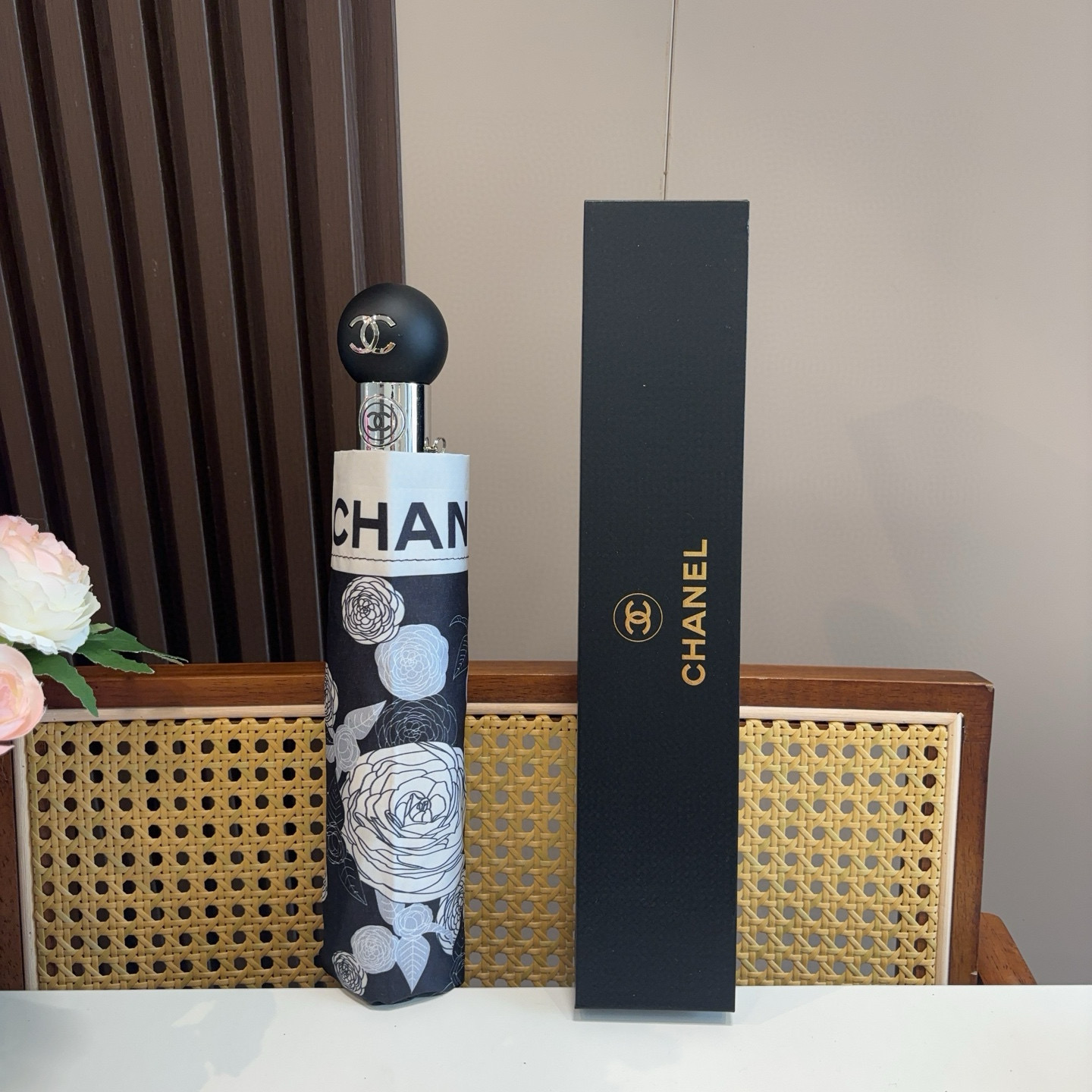  CHANEL（香奈儿）三折自动折叠晴雨伞 集合香奈儿灵魂LOGO为一体的设计风格高雅奢华 带在身上带来