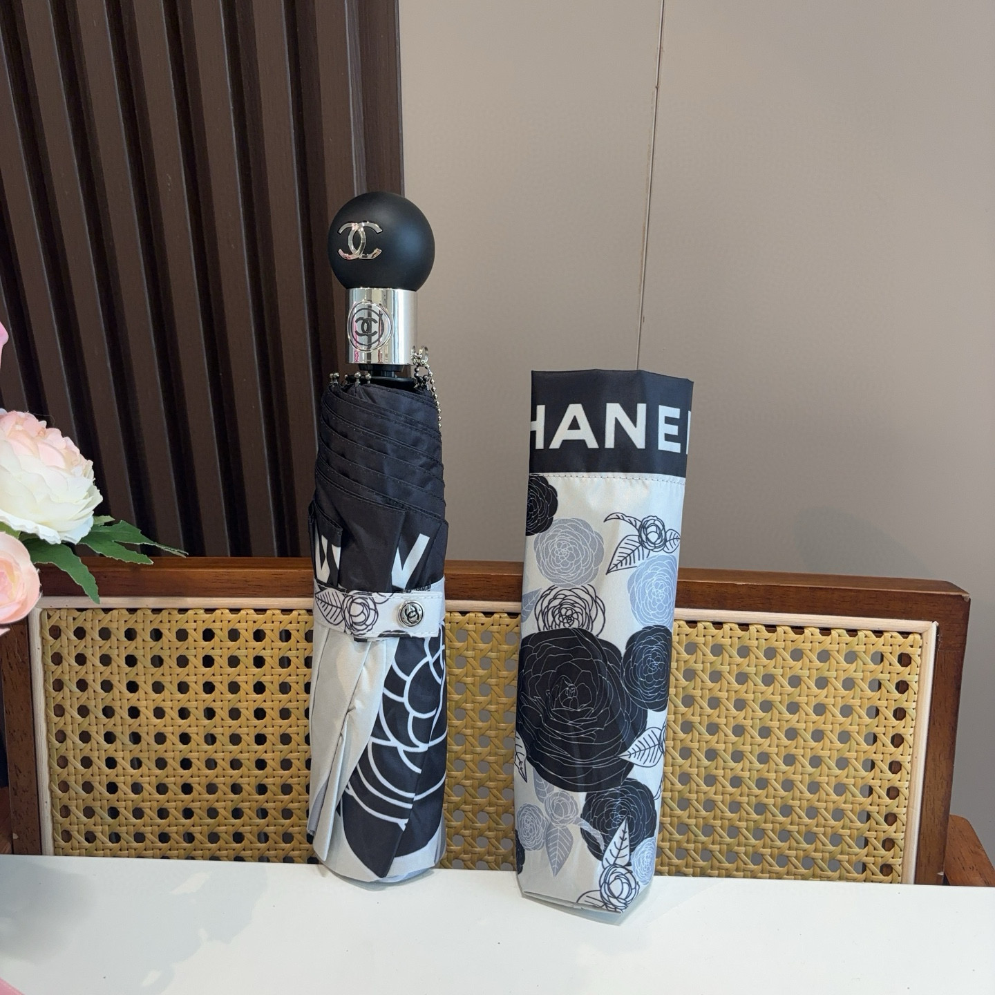  CHANEL（香奈儿）三折自动折叠晴雨伞 集合香奈儿灵魂LOGO为一体的设计风格高雅奢华 带在身上带来