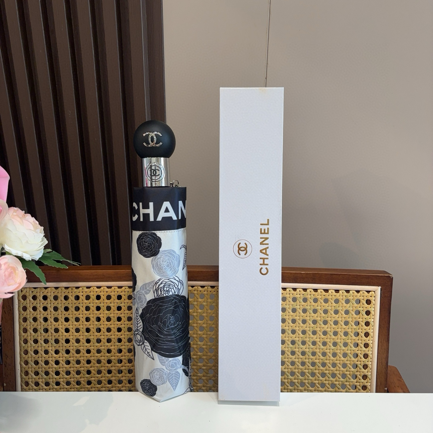  CHANEL（香奈儿）三折自动折叠晴雨伞 集合香奈儿灵魂LOGO为一体的设计风格高雅奢华 带在身上带来