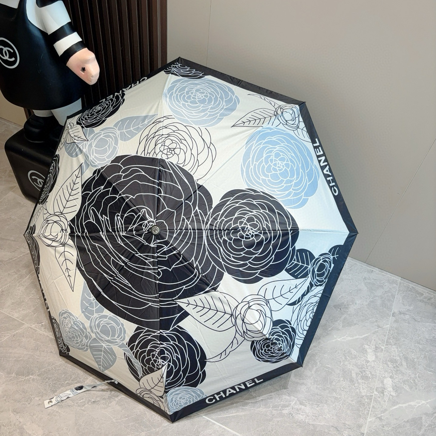  CHANEL（香奈儿）三折自动折叠晴雨伞 集合香奈儿灵魂LOGO为一体的设计风格高雅奢华 带在身上带来