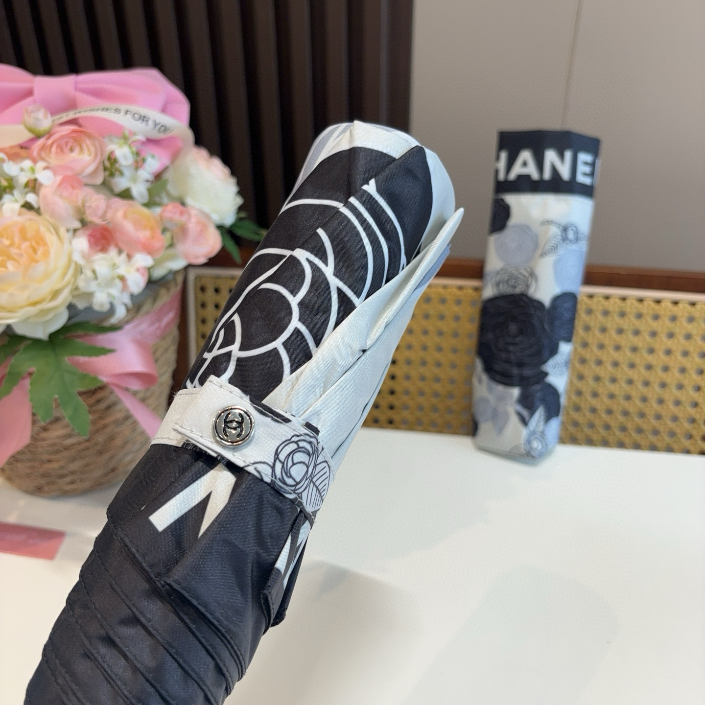  CHANEL（香奈儿）三折自动折叠晴雨伞 集合香奈儿灵魂LOGO为一体的设计风格高雅奢华 带在身上带来